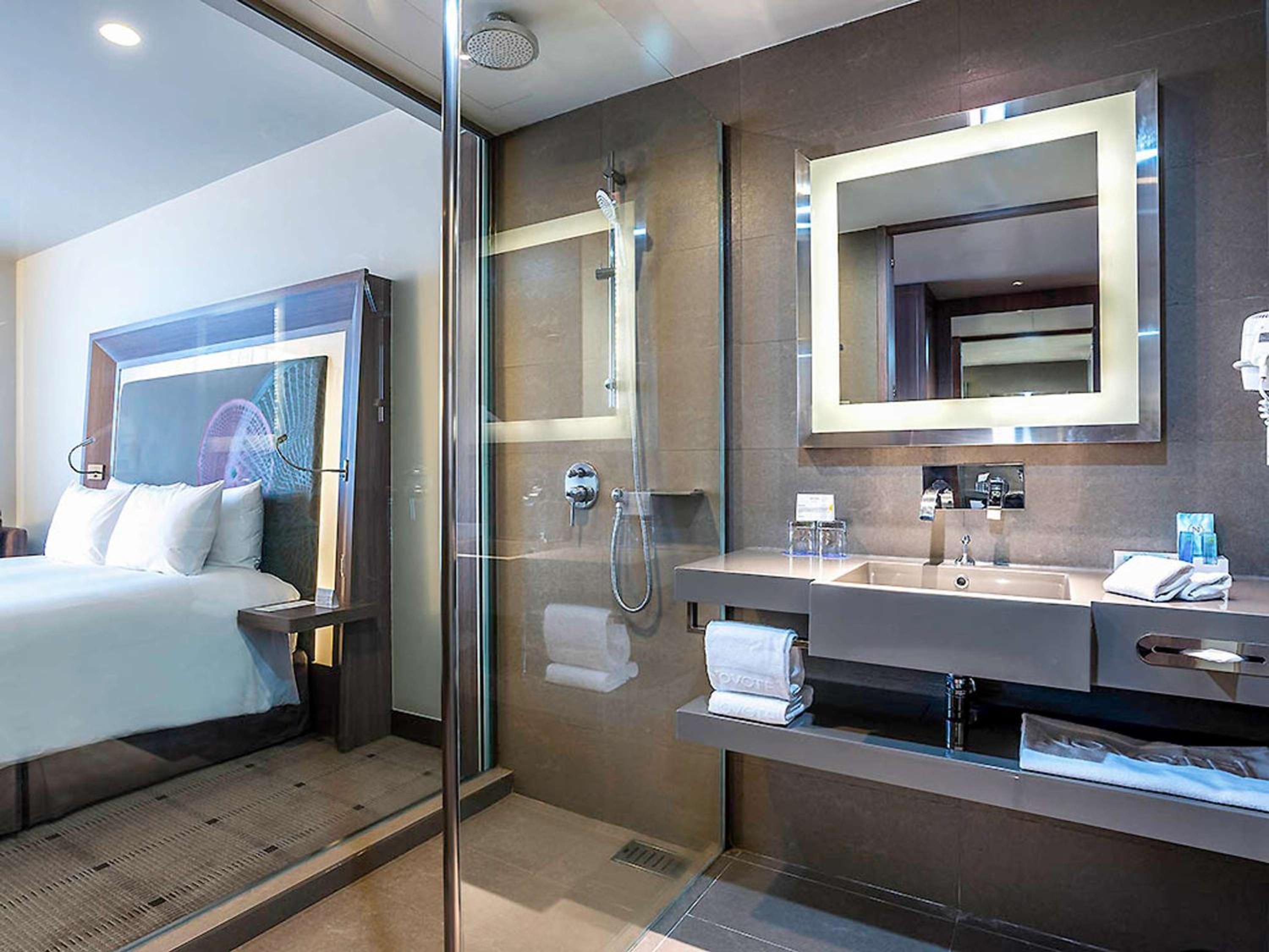 Superior King Room with City View