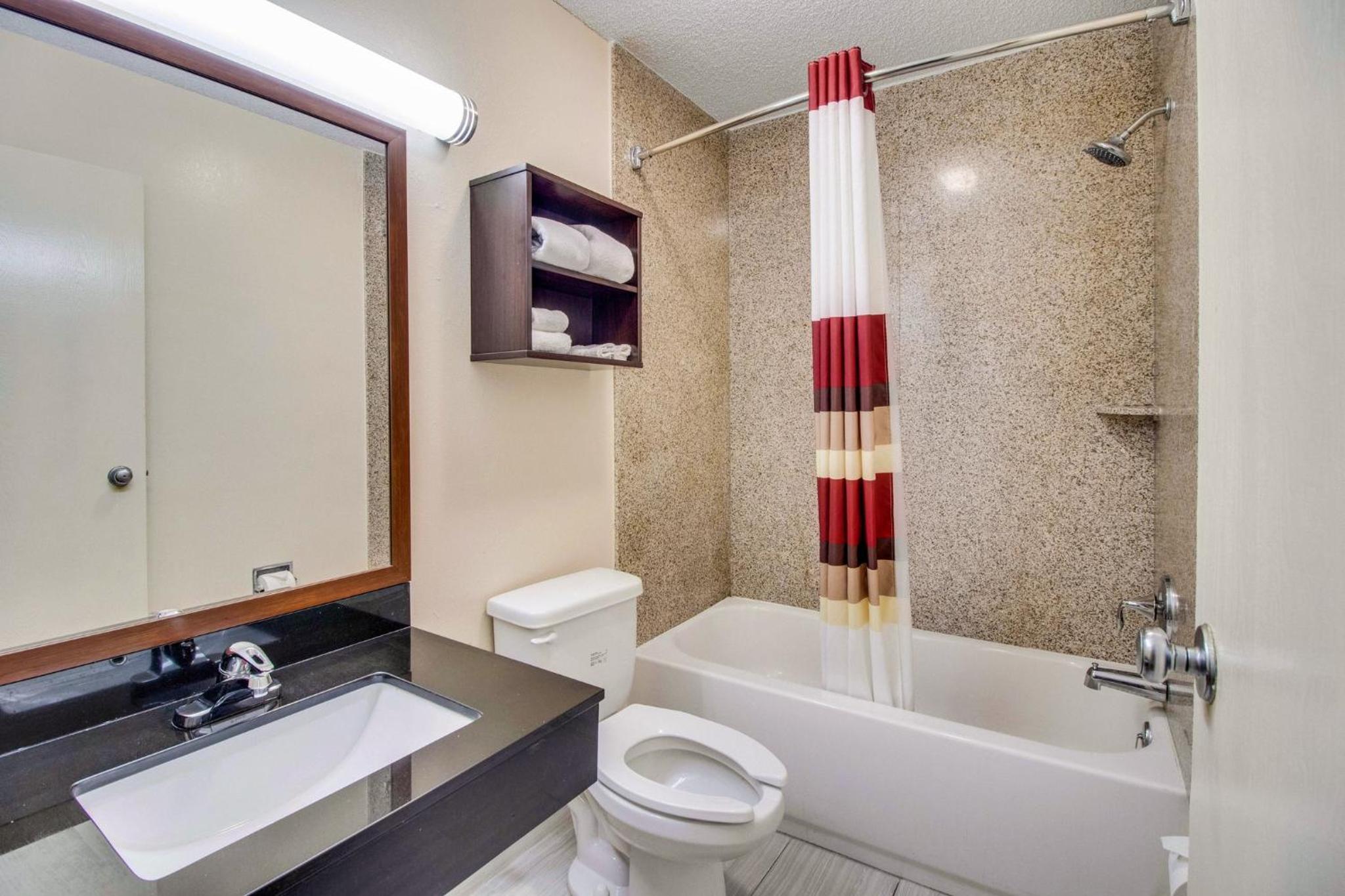 Deluxe Room with One Queen Bed Non-Smoking photo 3