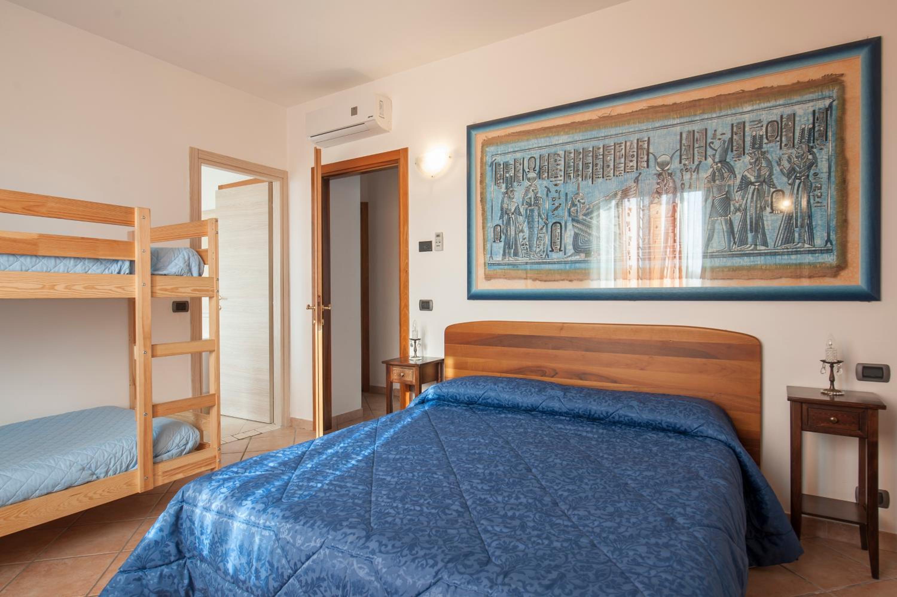 Quadruple Room with Bath - Photo 3