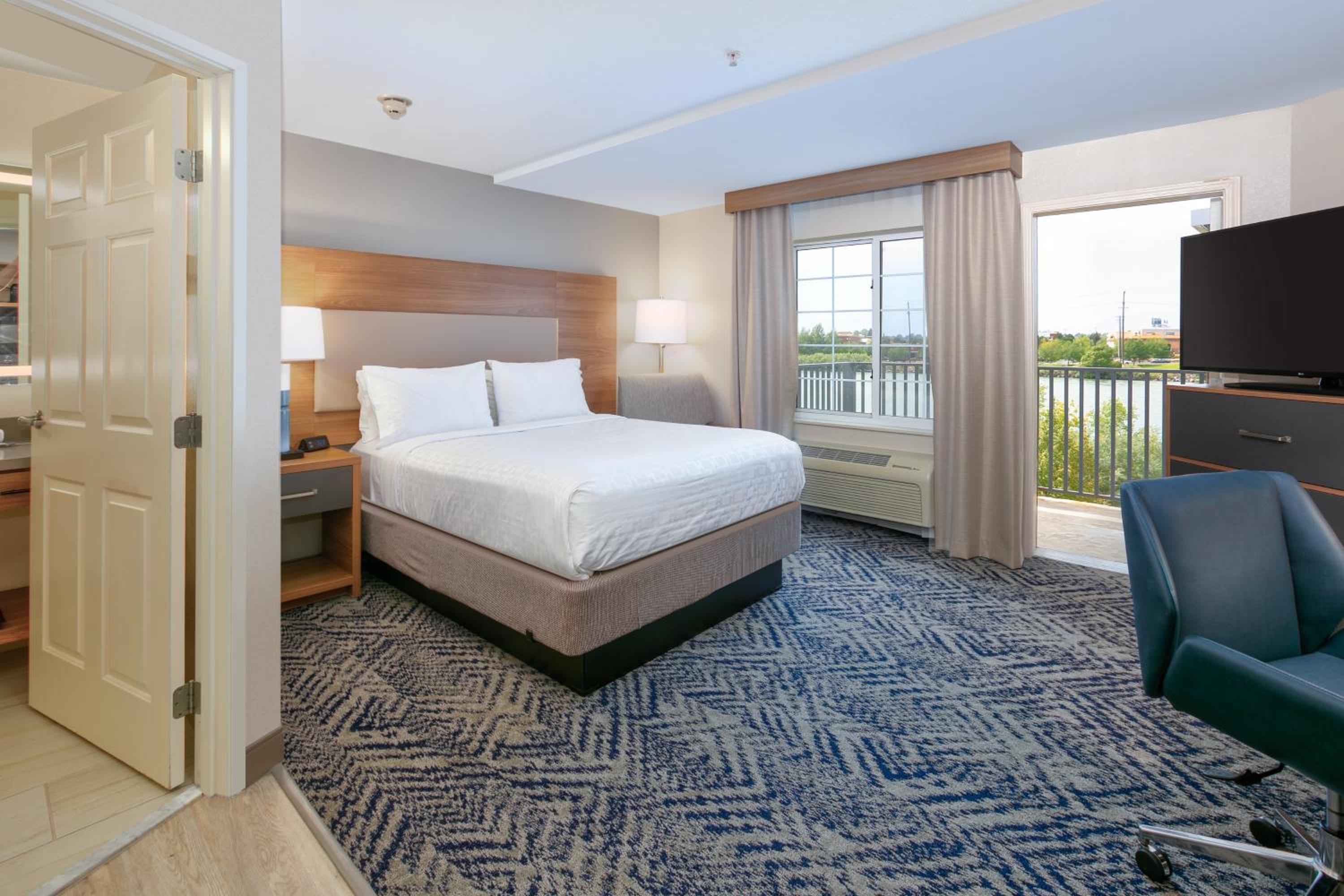 One Queen Bed Balcony Studio Suite - Non-Smoking - Photo 1