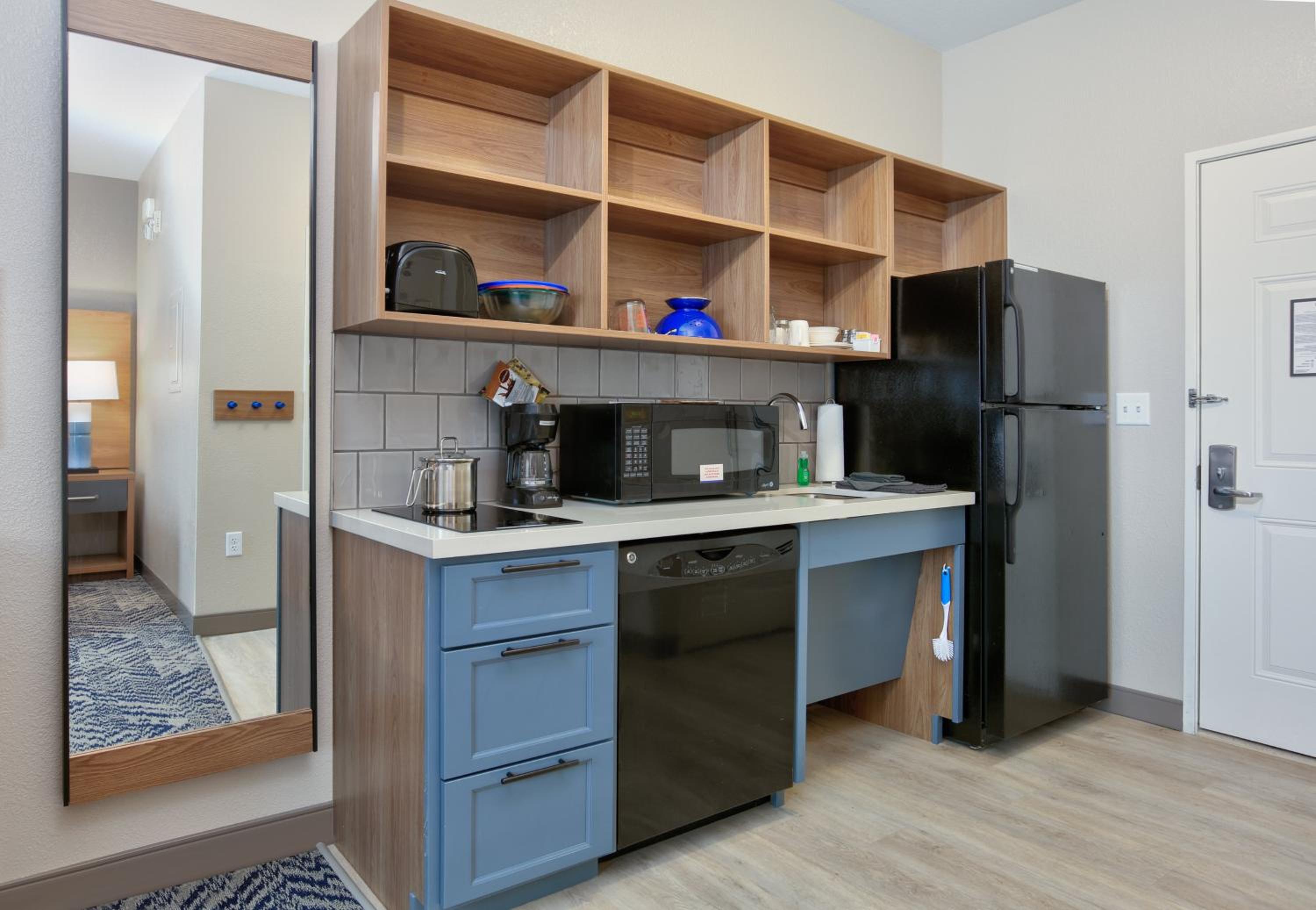 Queen Studio Suite - Mobility Access Tub/Non-Smoking - Photo 3