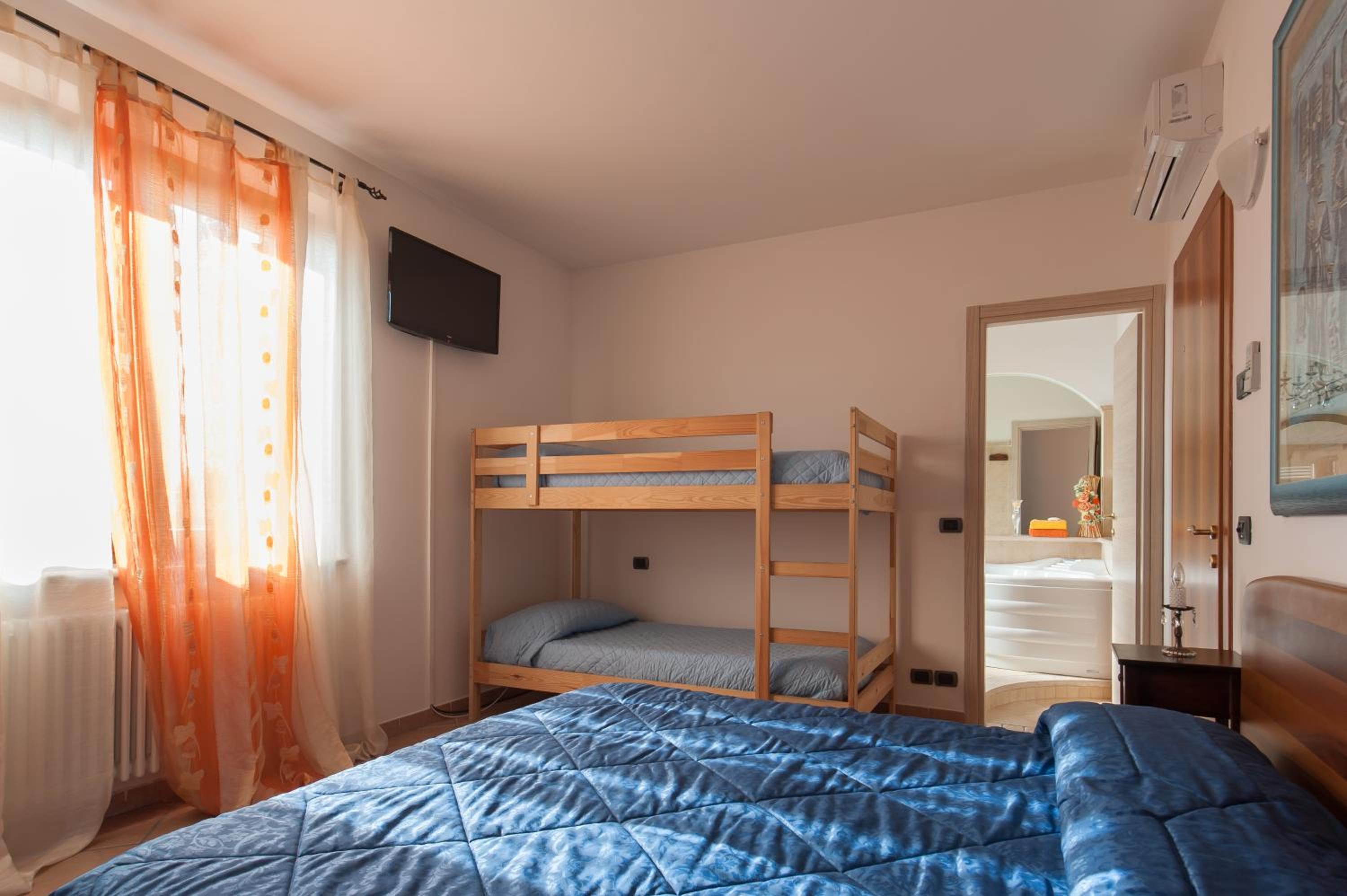 Quadruple Room with Bath - Photo 4