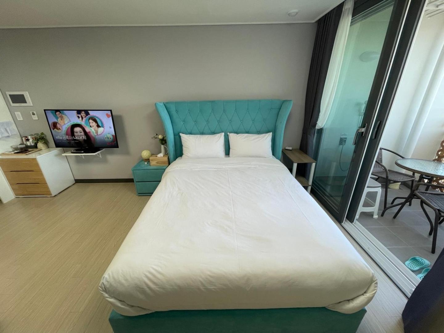 One-Bedroom Apartment with Sea View and Terrace photo 3