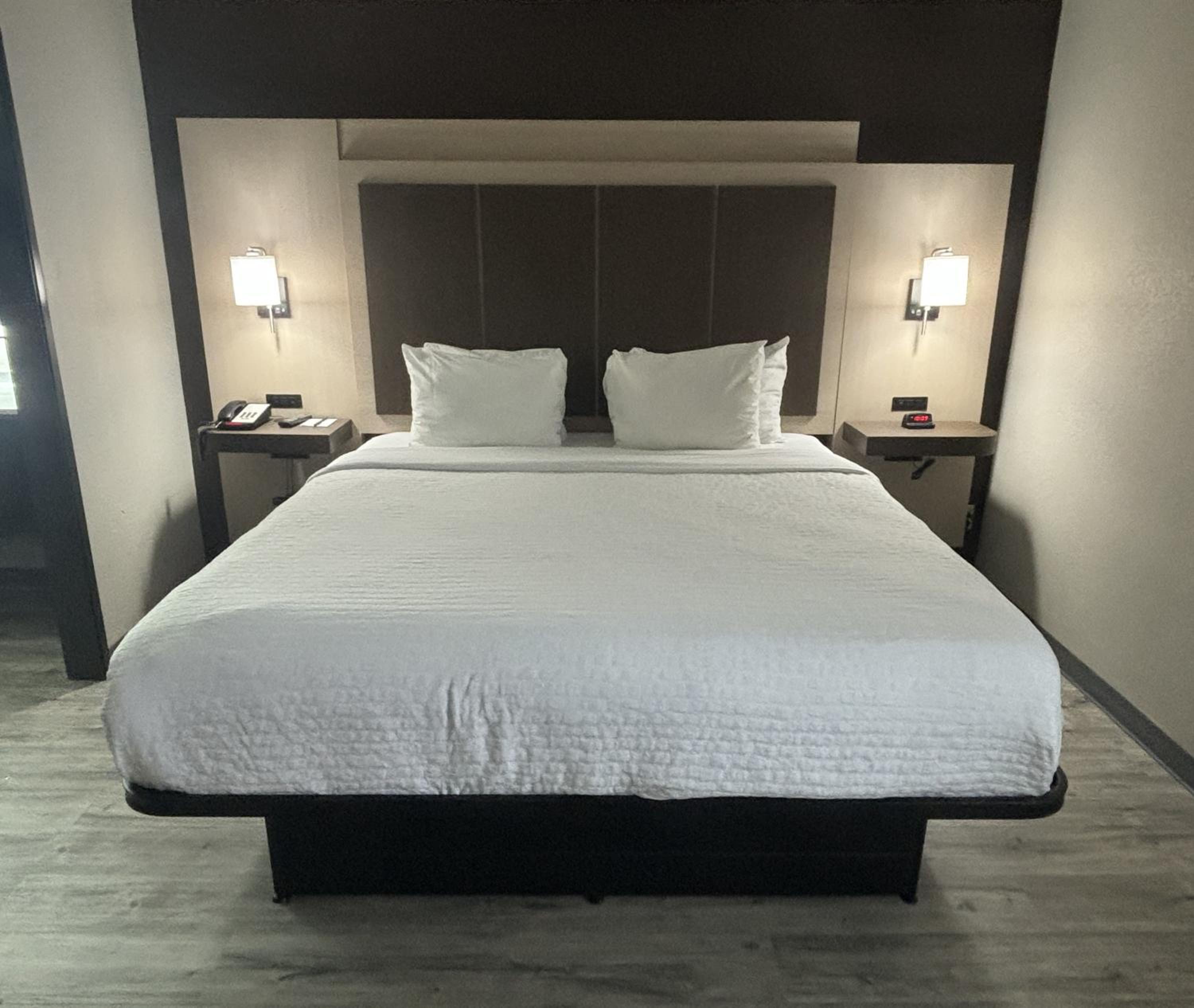 King Suite with Sofa Bed - Non Smoking - Photo 2