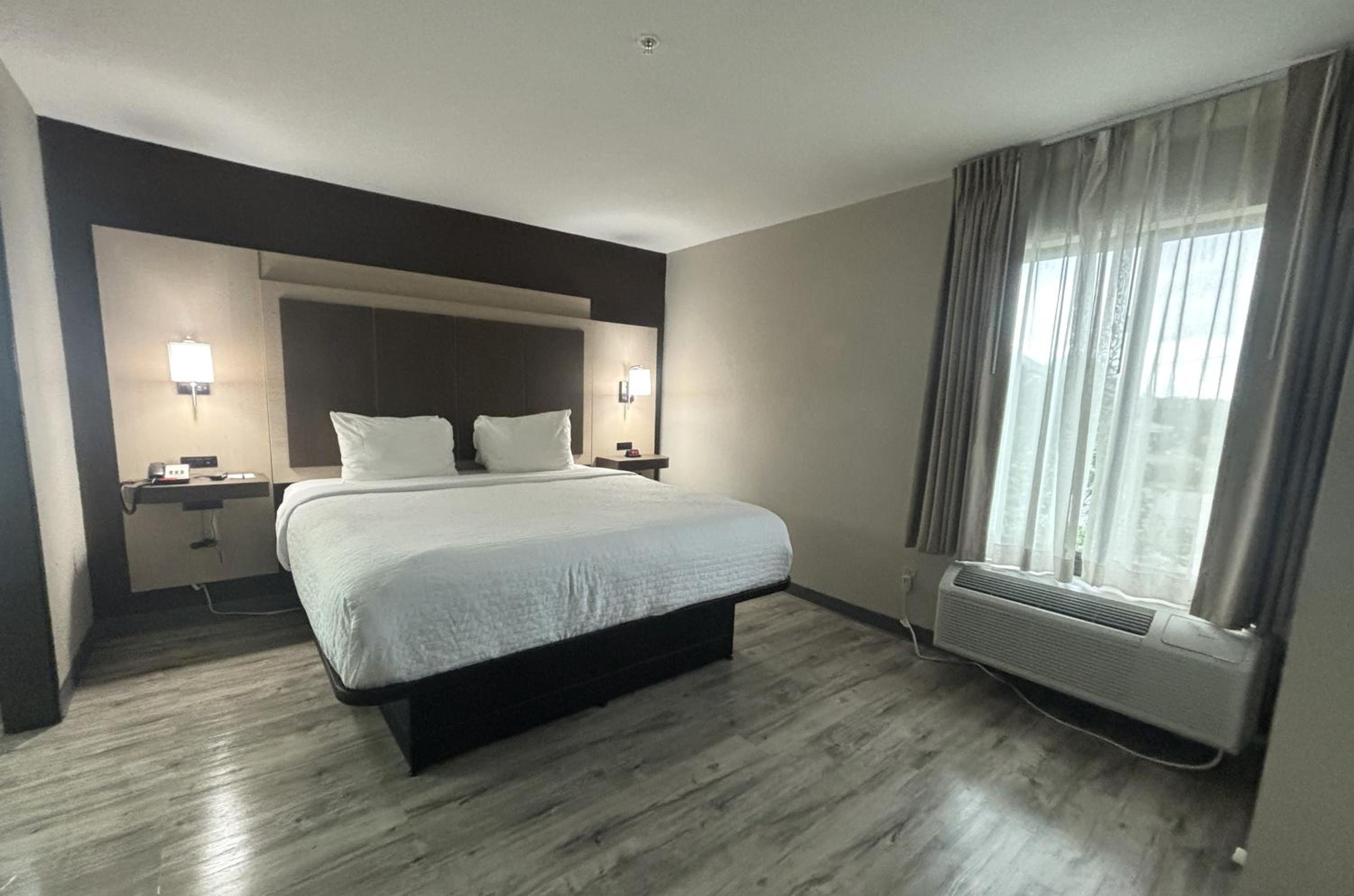 King Suite with Sofa Bed - Non Smoking - Photo 3