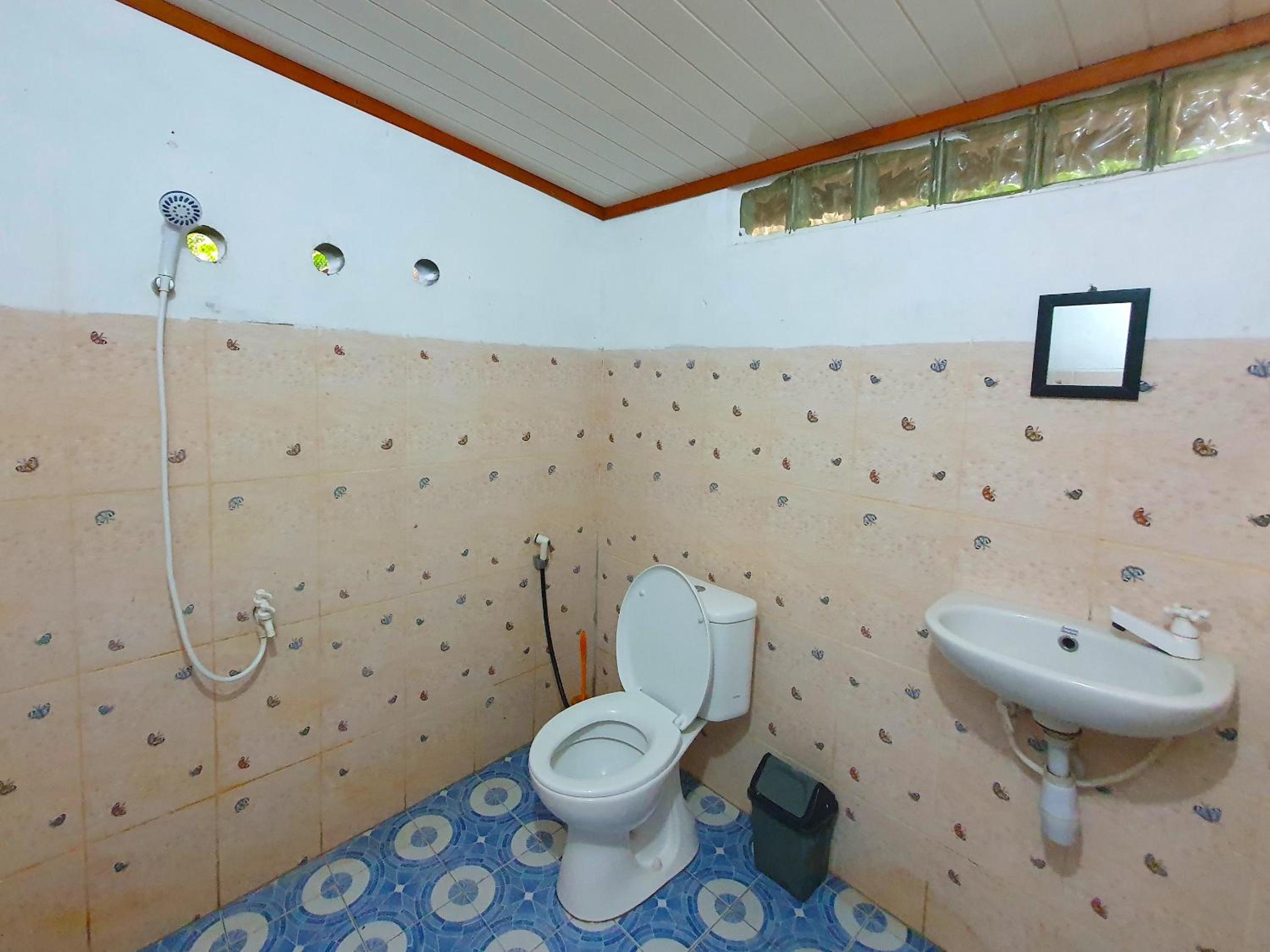 Bungalow with Patio - Photo 7