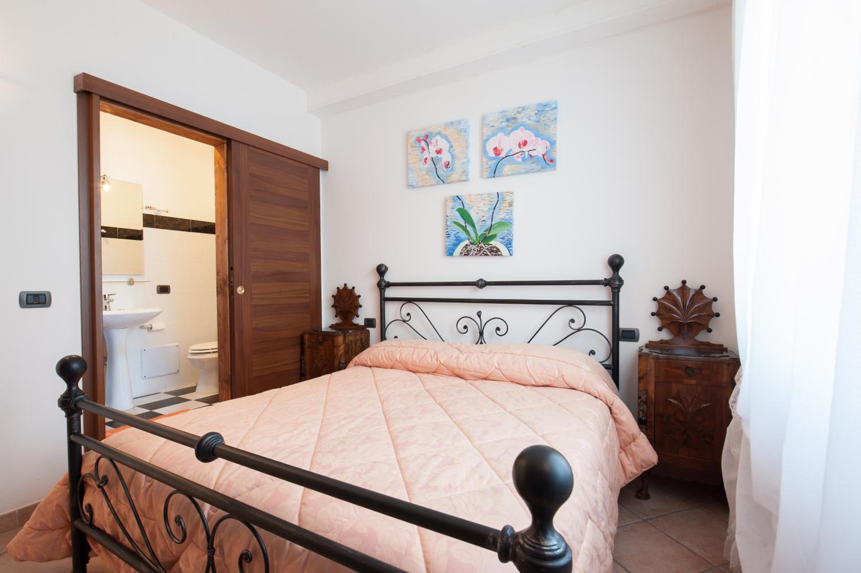 Double Room with Private Bathroom - Photo 1