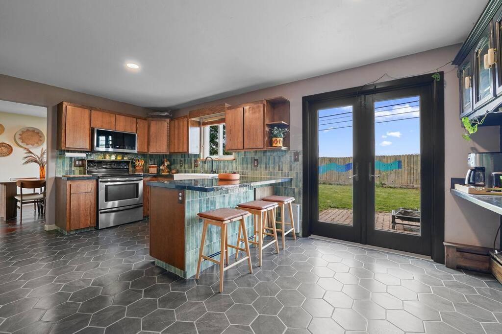 Five-Bedroom House photo 2