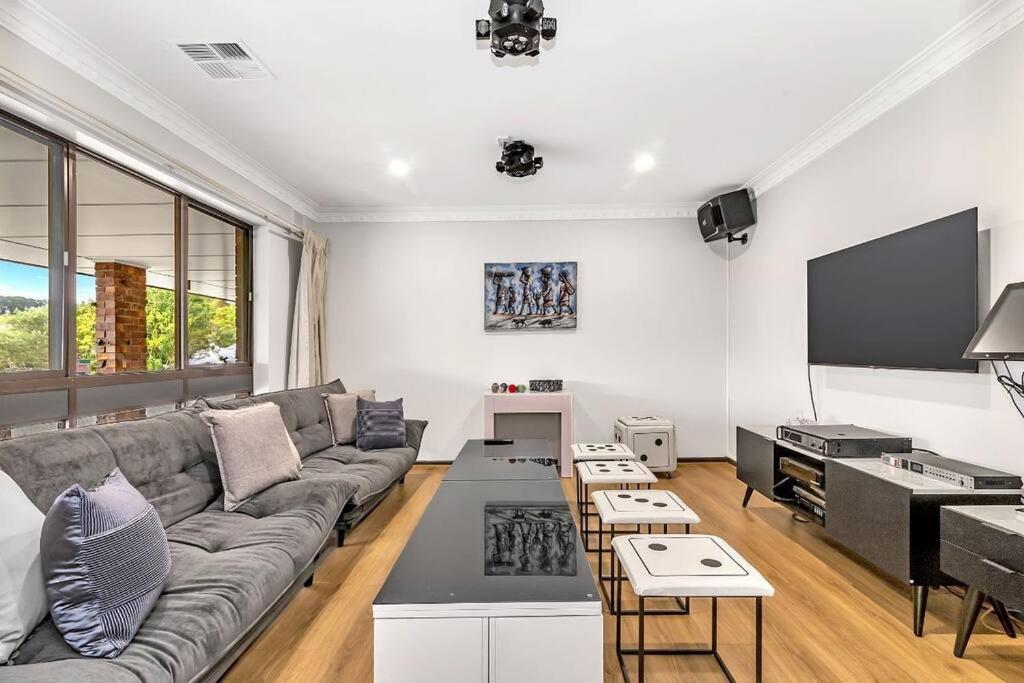 Three-Bedroom House photo 3