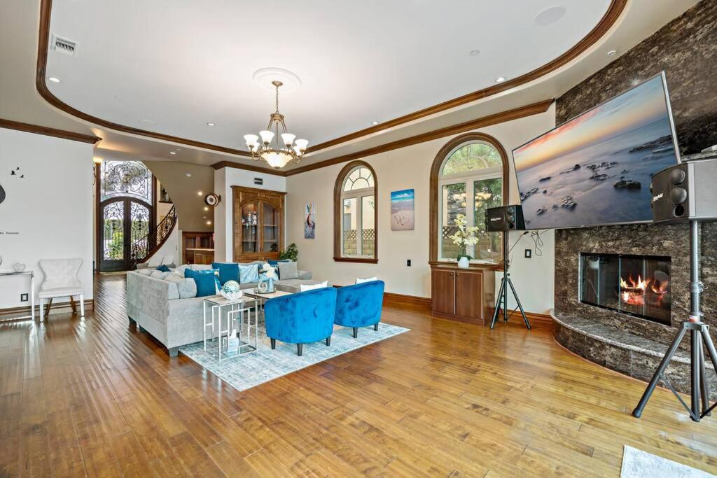 Five-Bedroom House photo 3