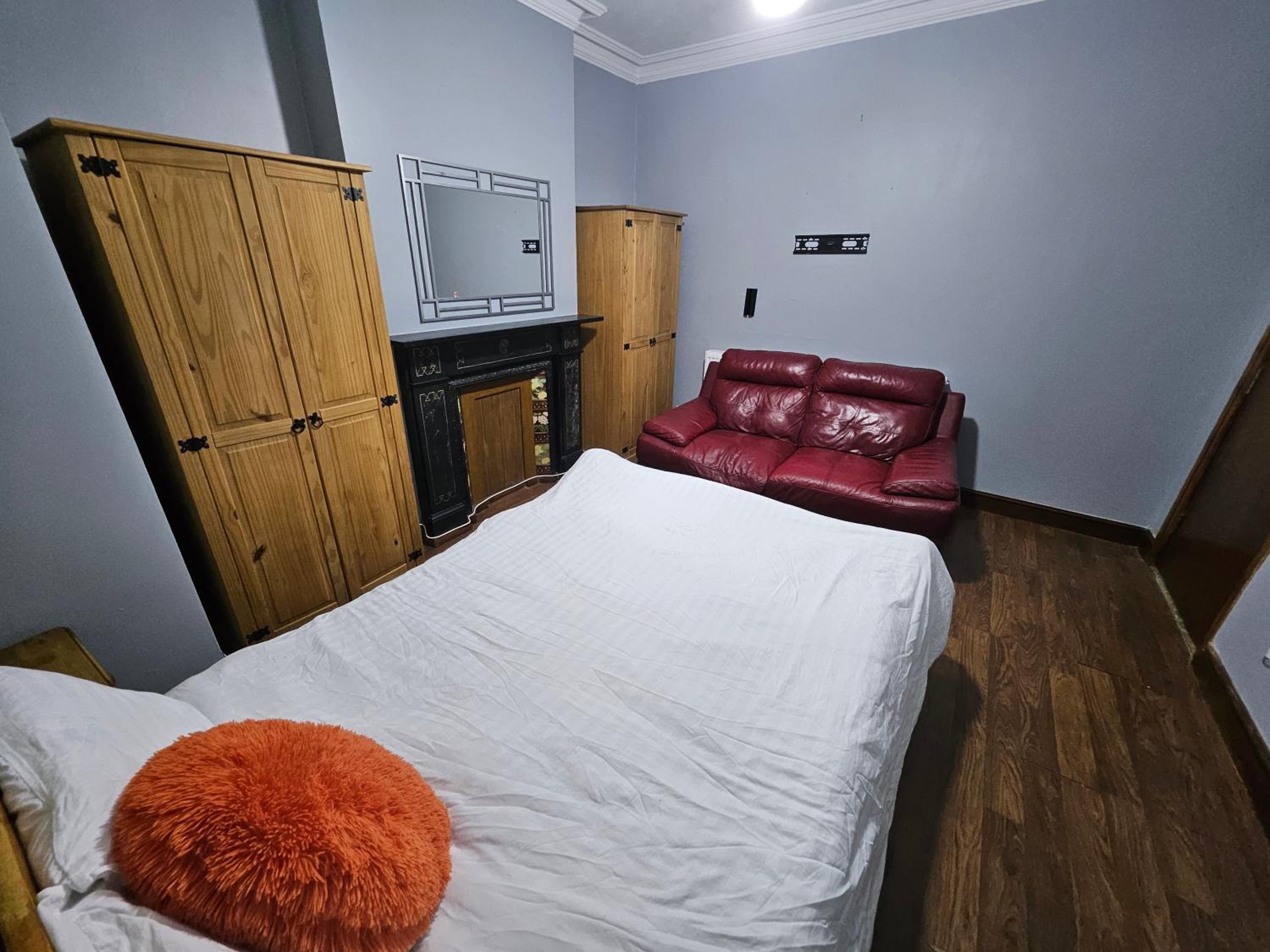 Six-Bedroom House photo 2