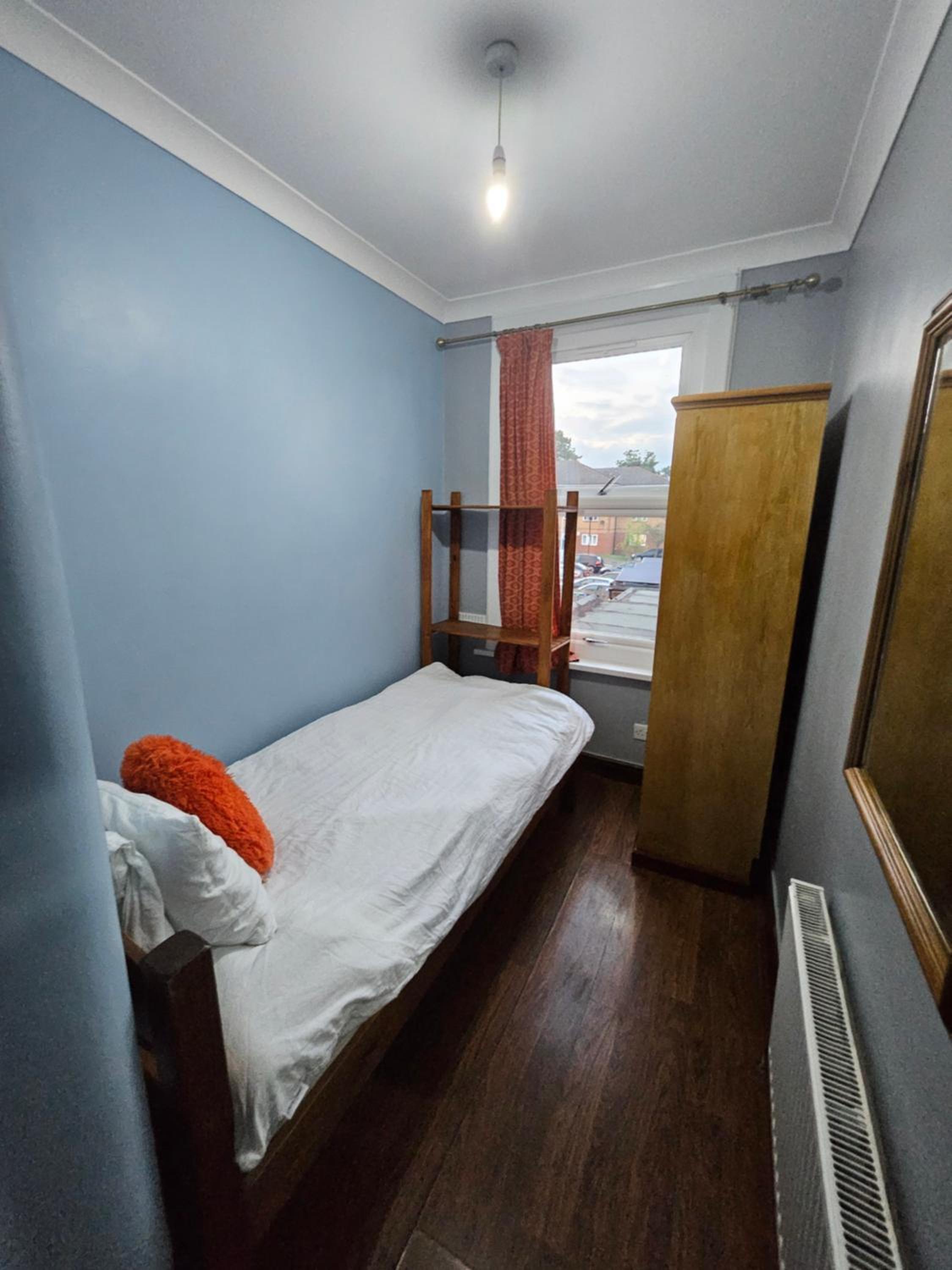 Six-Bedroom House photo 3