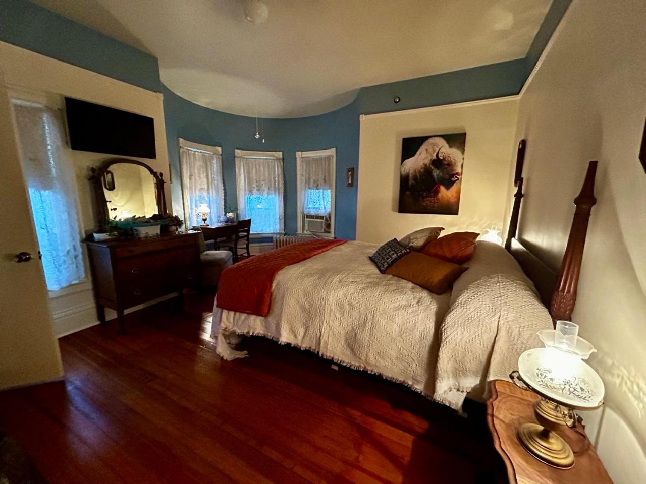 Standard Queen Room