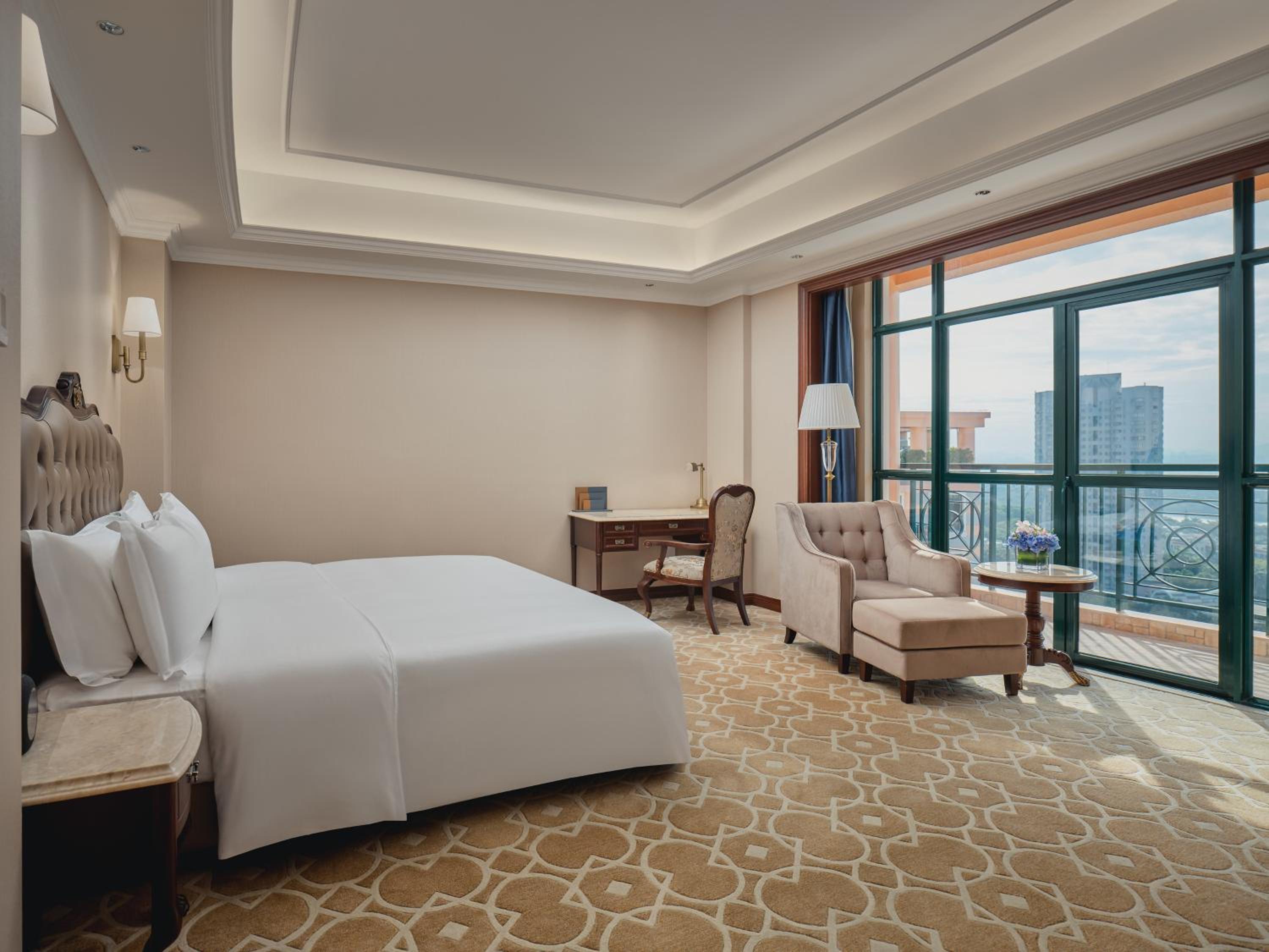Standard King Room with Lounge Access - Photo 3