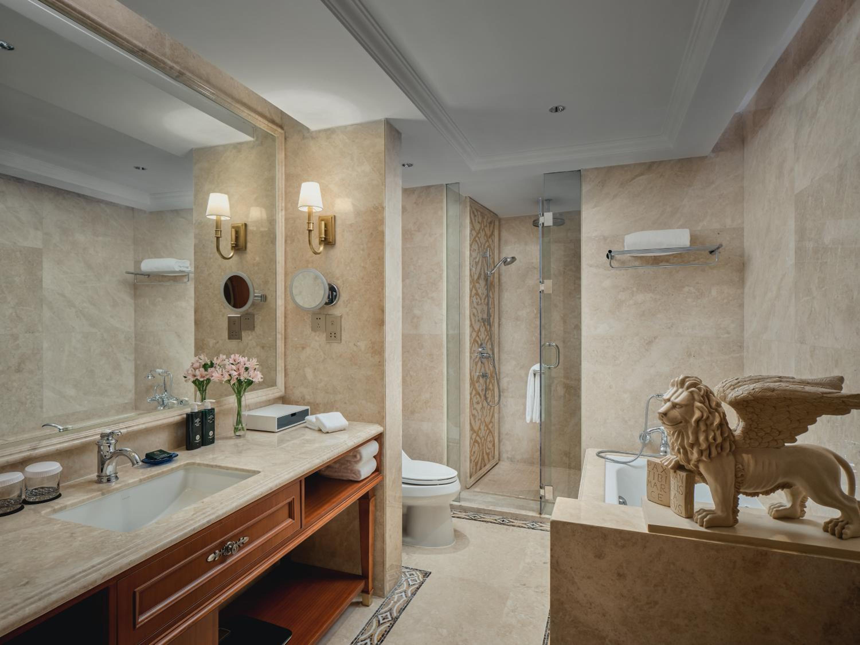 Standard King Room with Lounge Access - Photo 4
