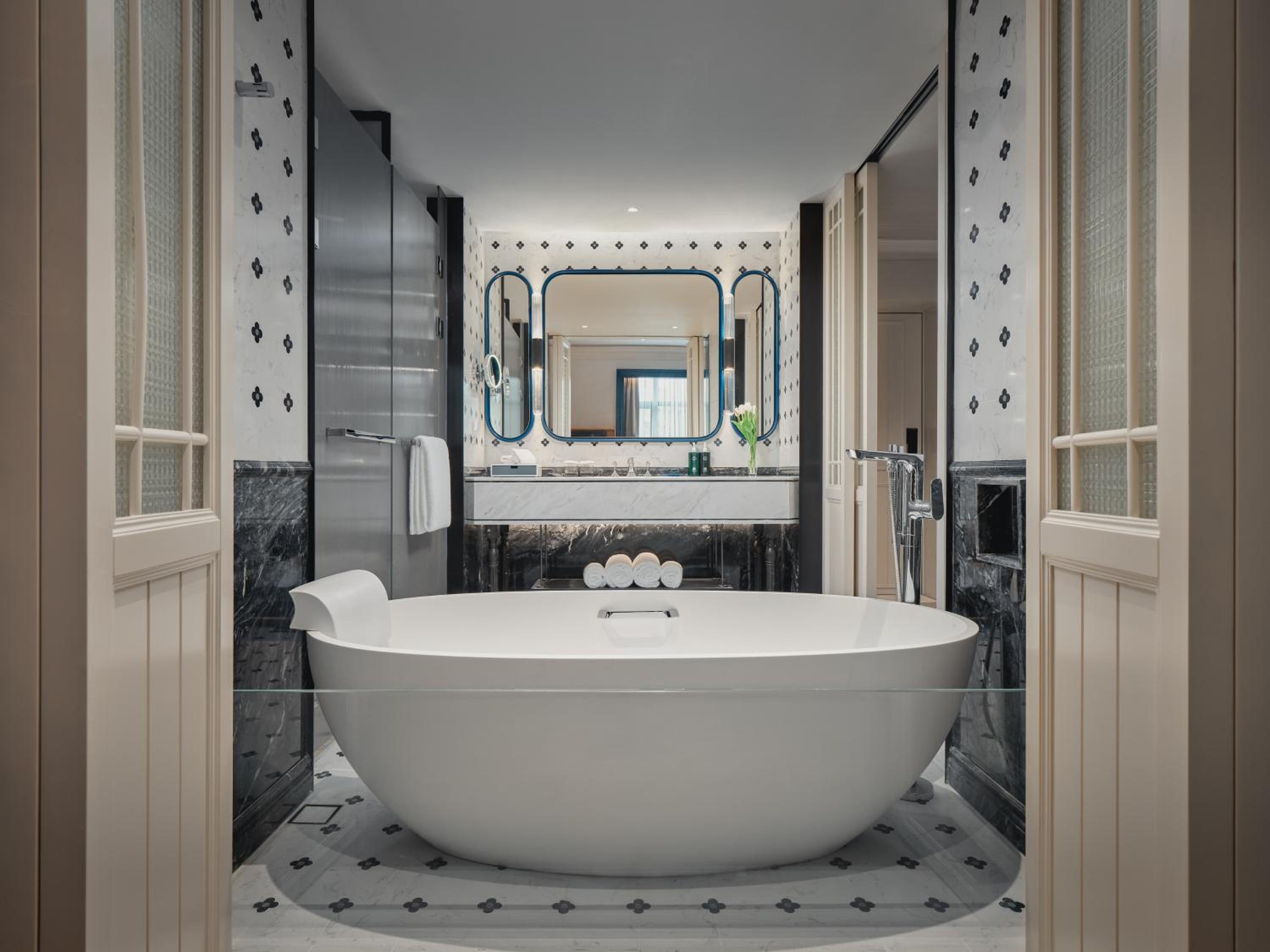 Premium King Room - Photo 4