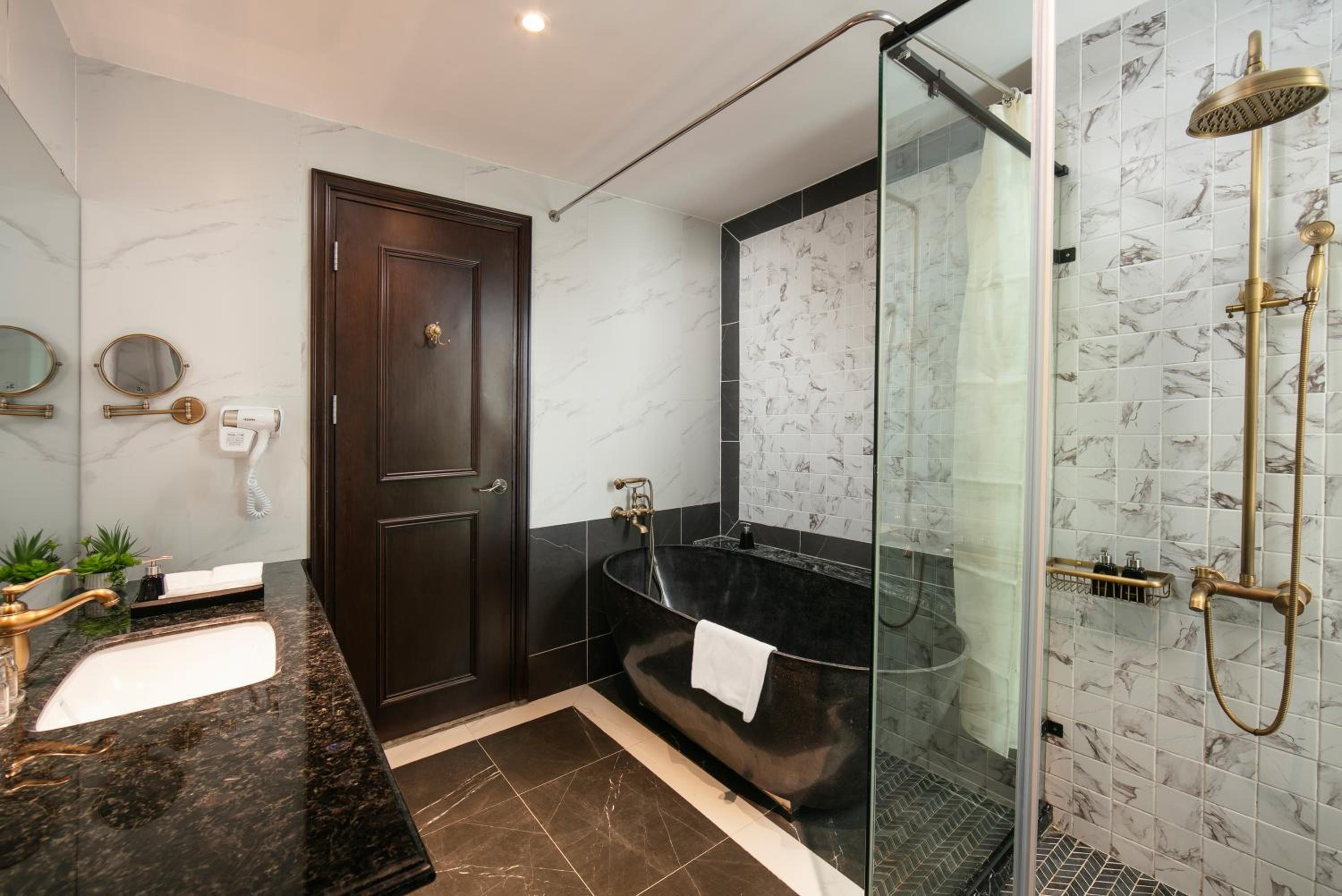 Grand Executive Suite with Massage Chair photo 2