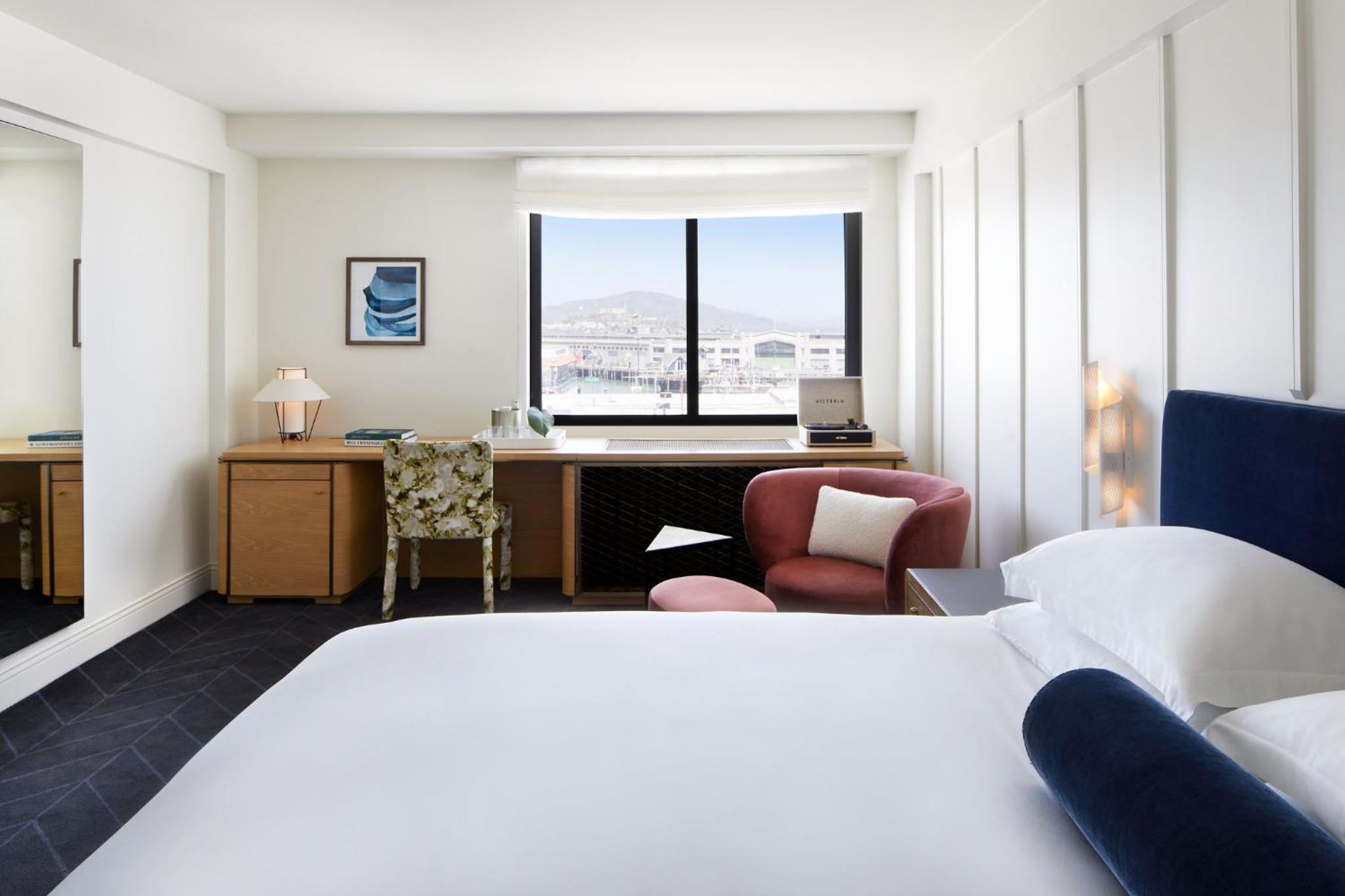 Premium King Room with Bay View - Photo 5
