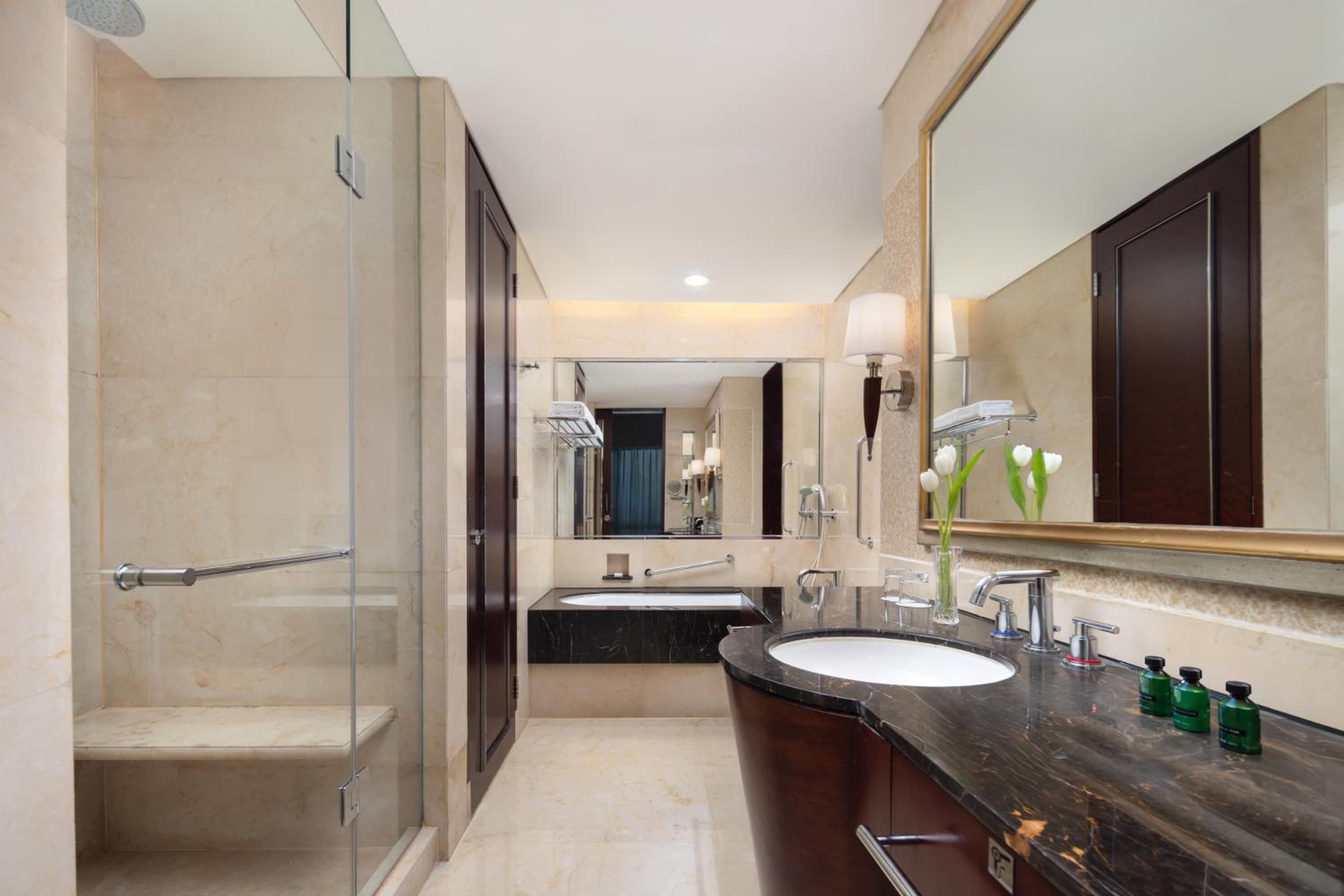 Deluxe Twin Room with City View - Photo 2