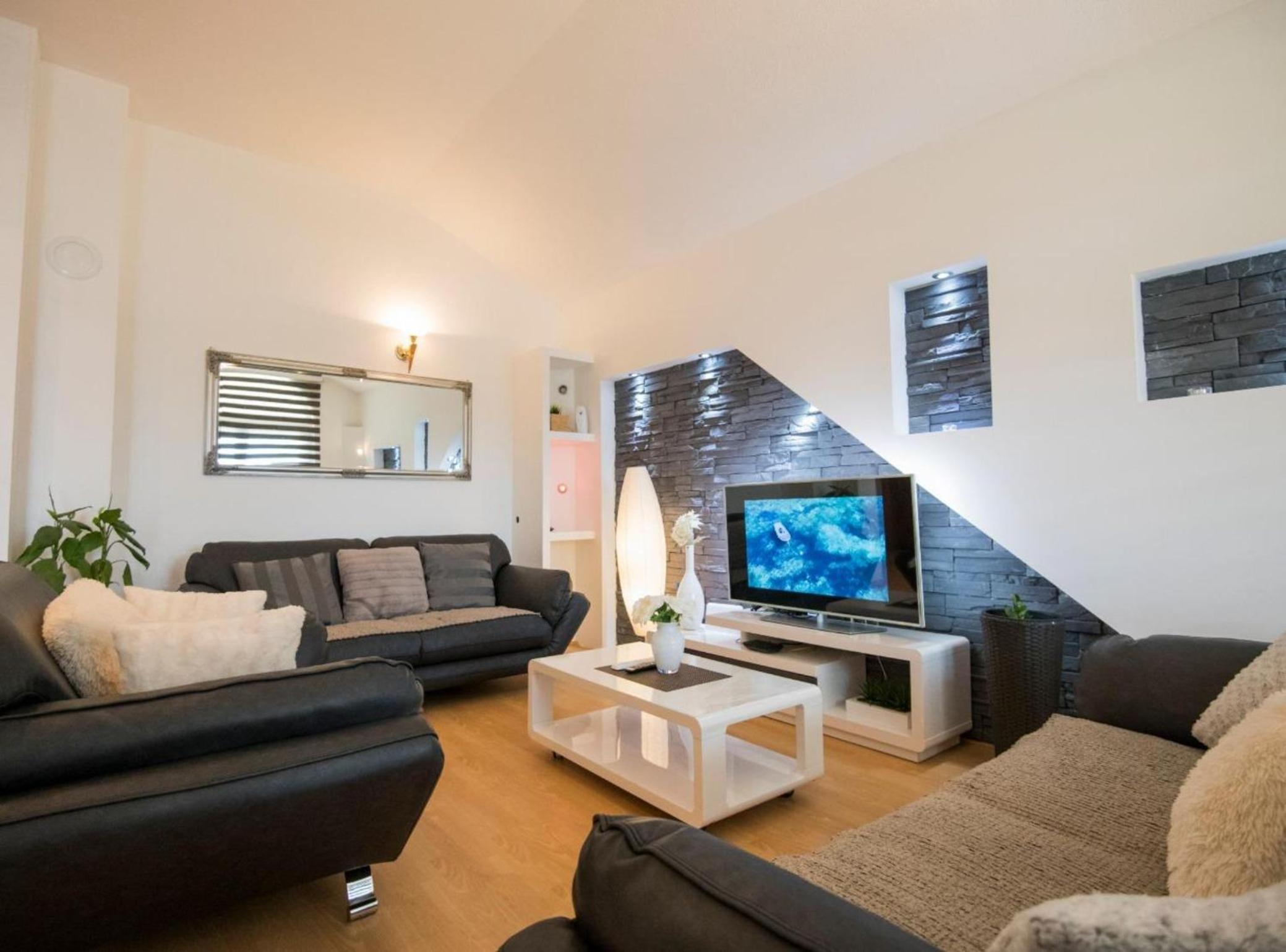 Six Bedroom photo 1