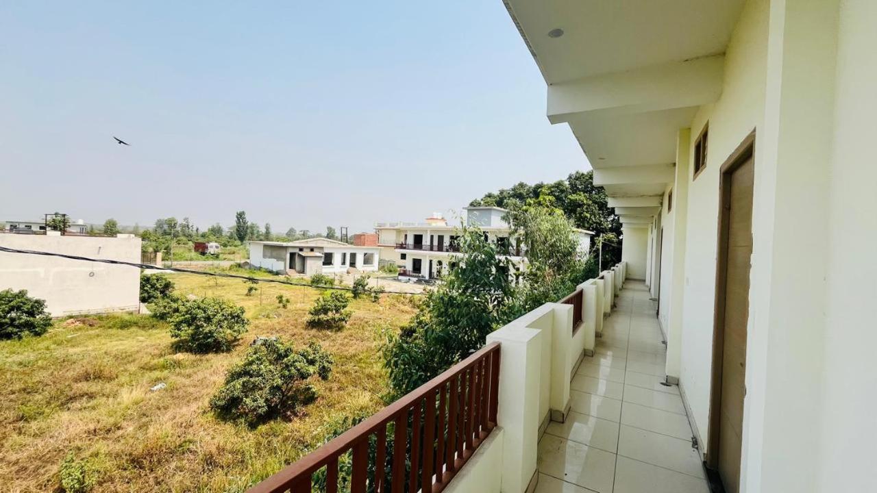 Family Room With Balcony photo 3