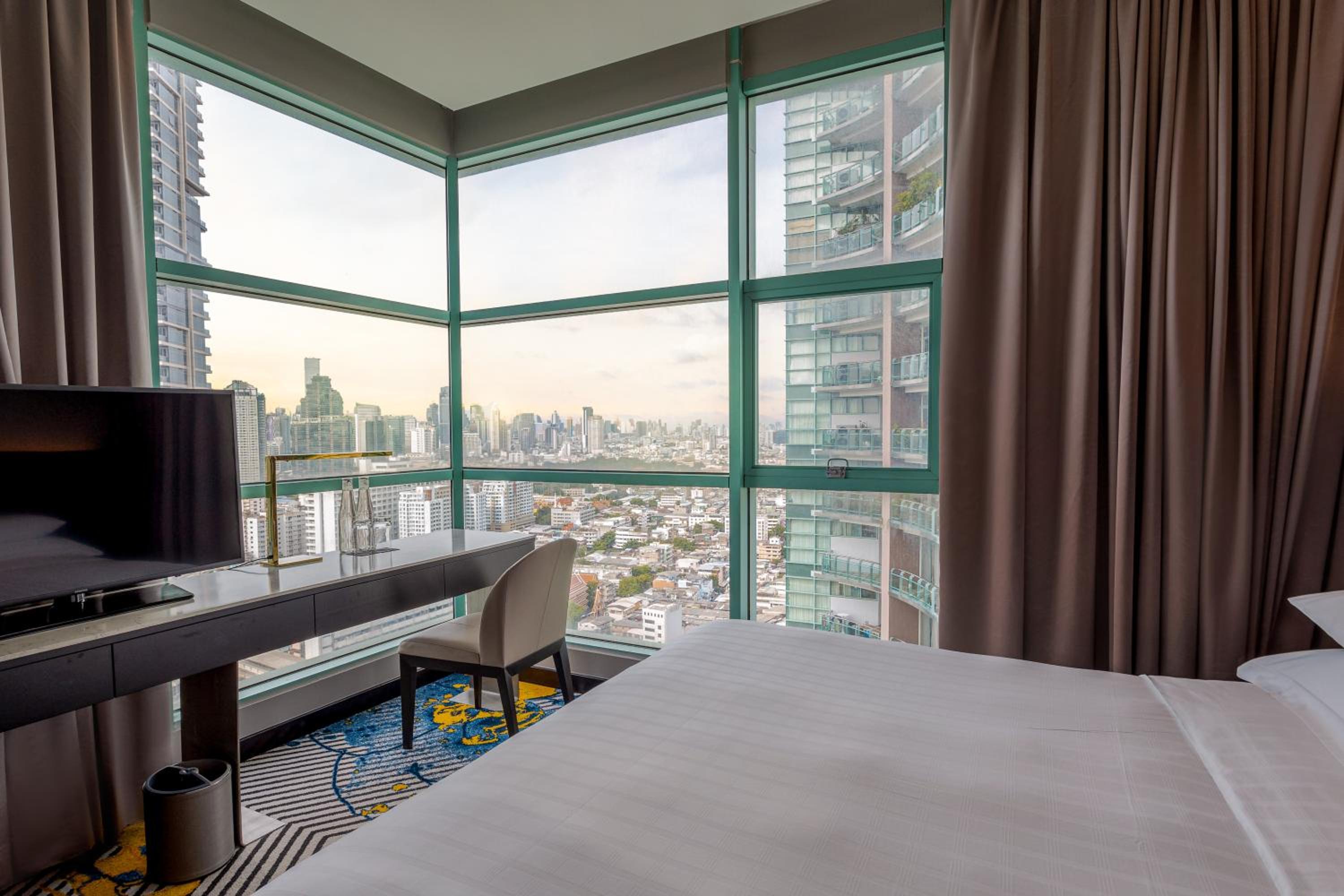 One-Bedroom Suite King with City View thumbnail 5