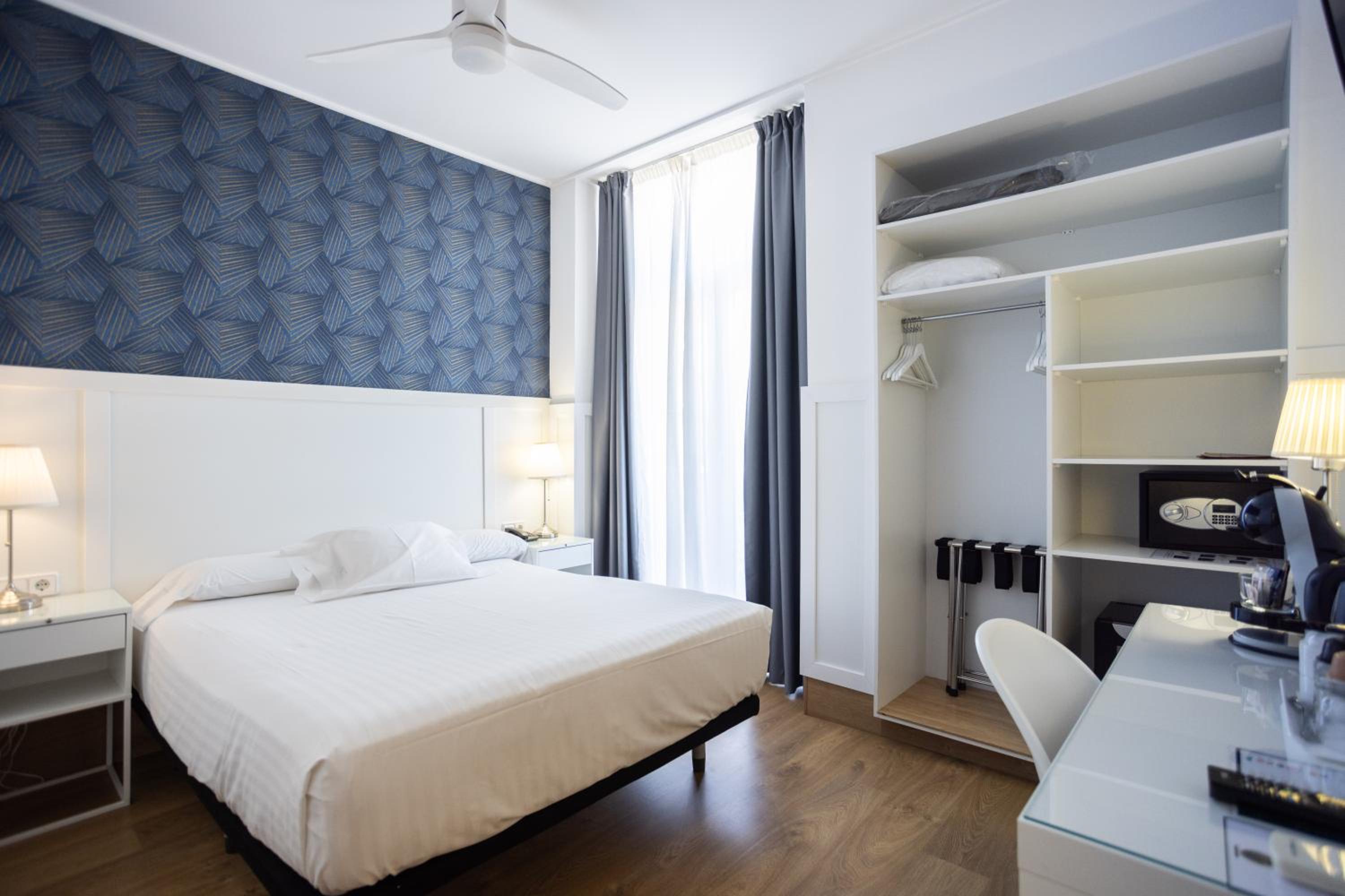Habitación Doble Estándar con vista a la plaza del ayuntamiento.