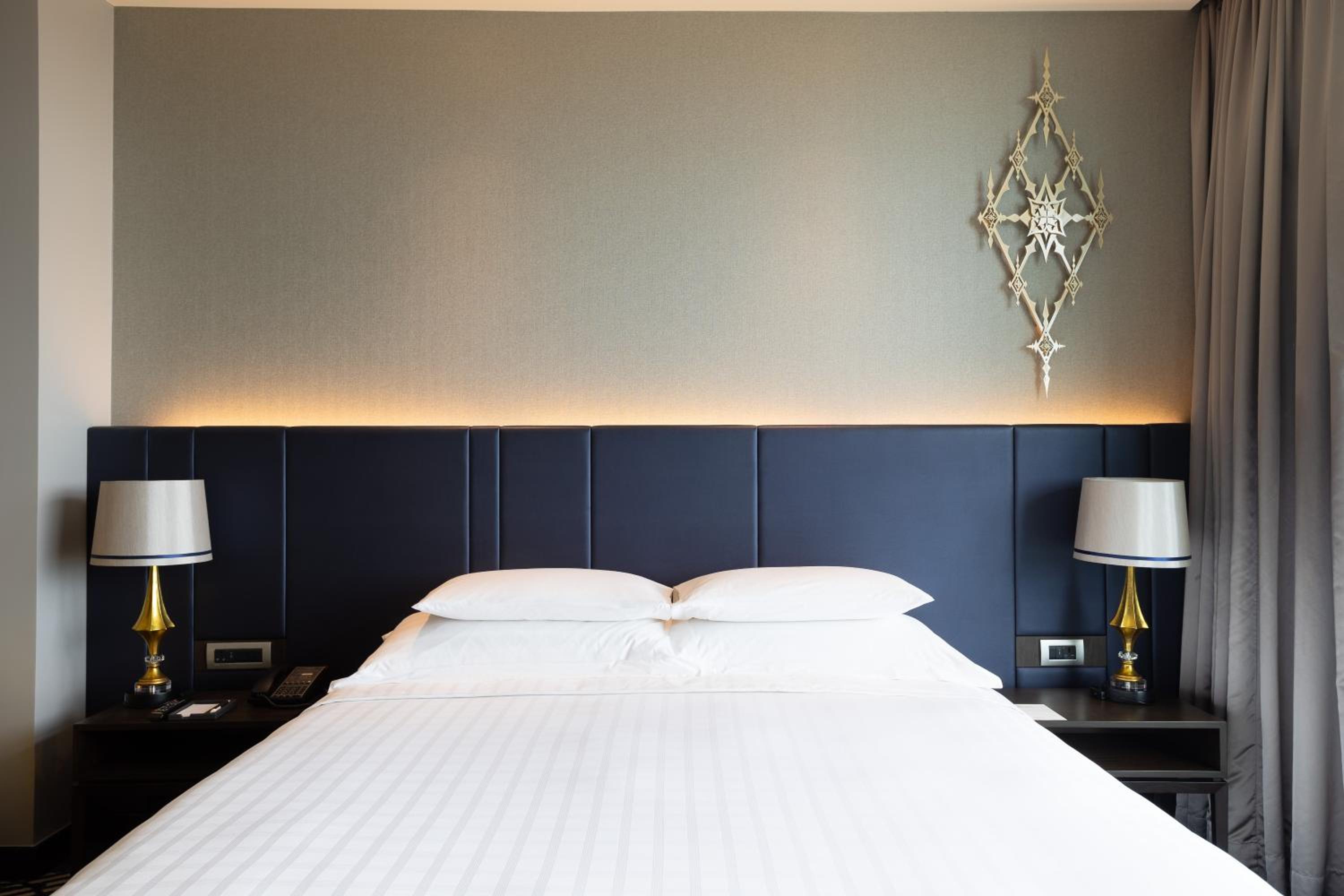 Grand Deluxe Room King with River View thumbnail 5