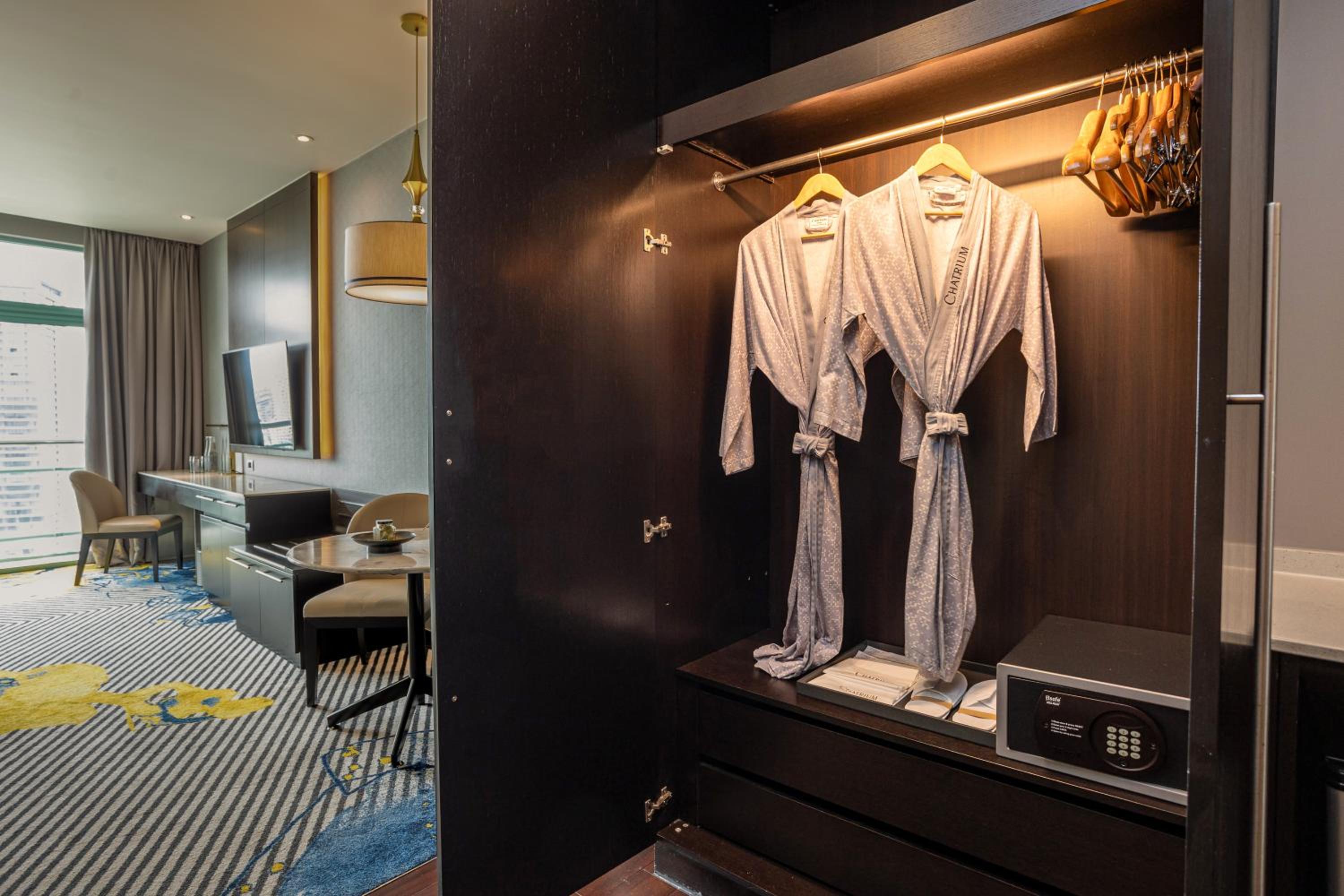 Grand Deluxe Room King with River View thumbnail 6