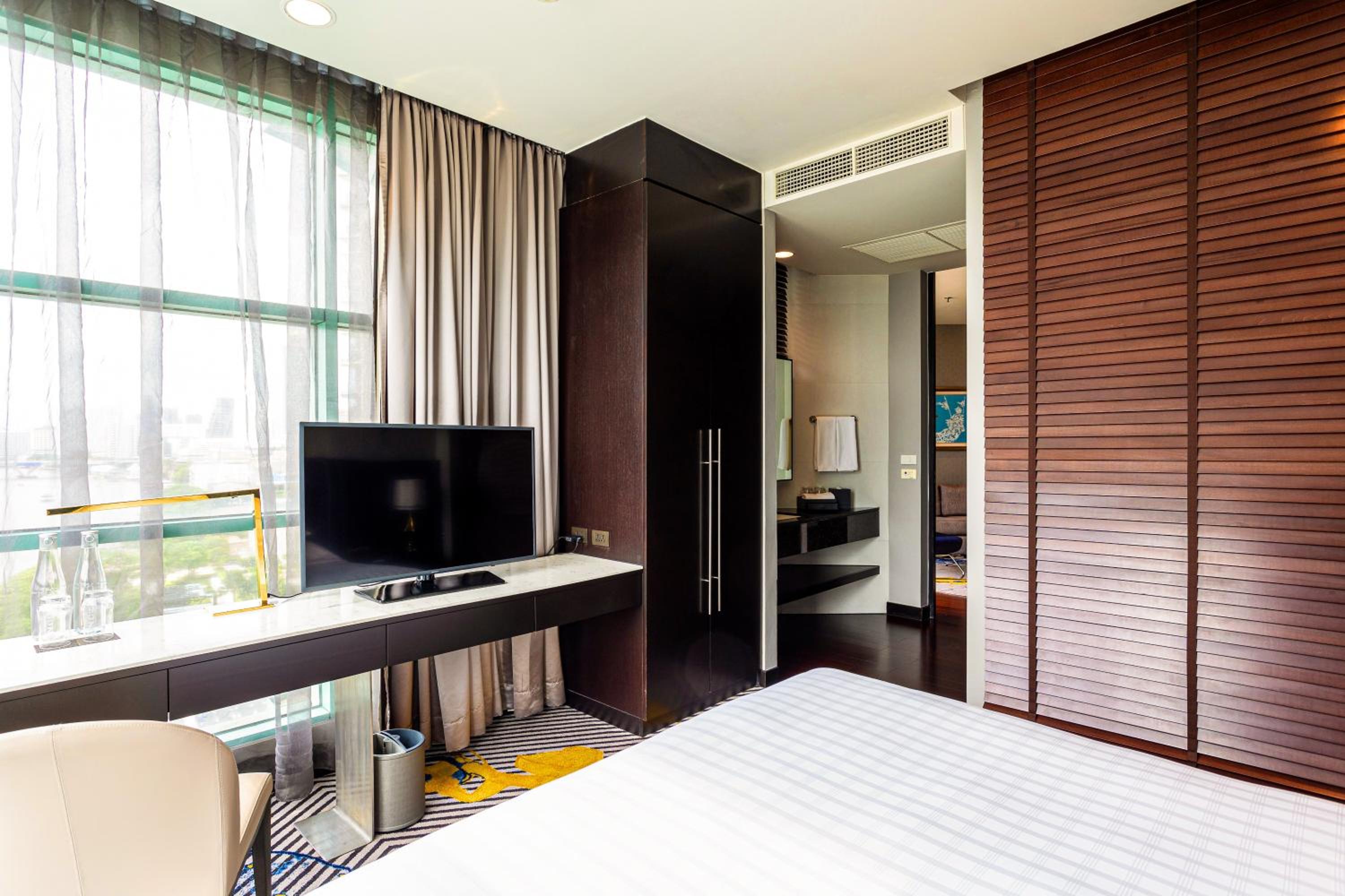 One-Bedroom Suite King with River View thumbnail 6