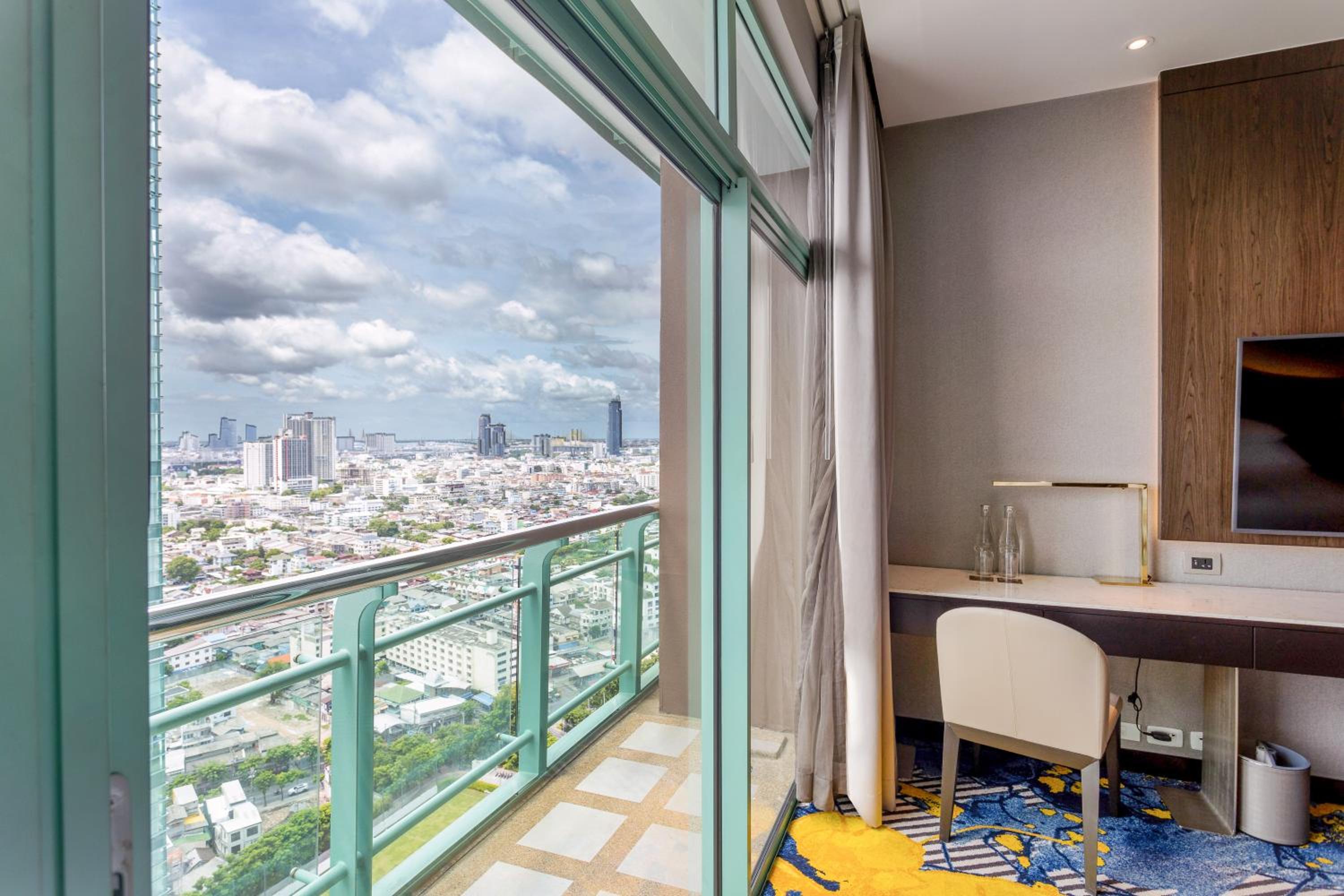 Grand Deluxe Room Twin with City View thumbnail 6