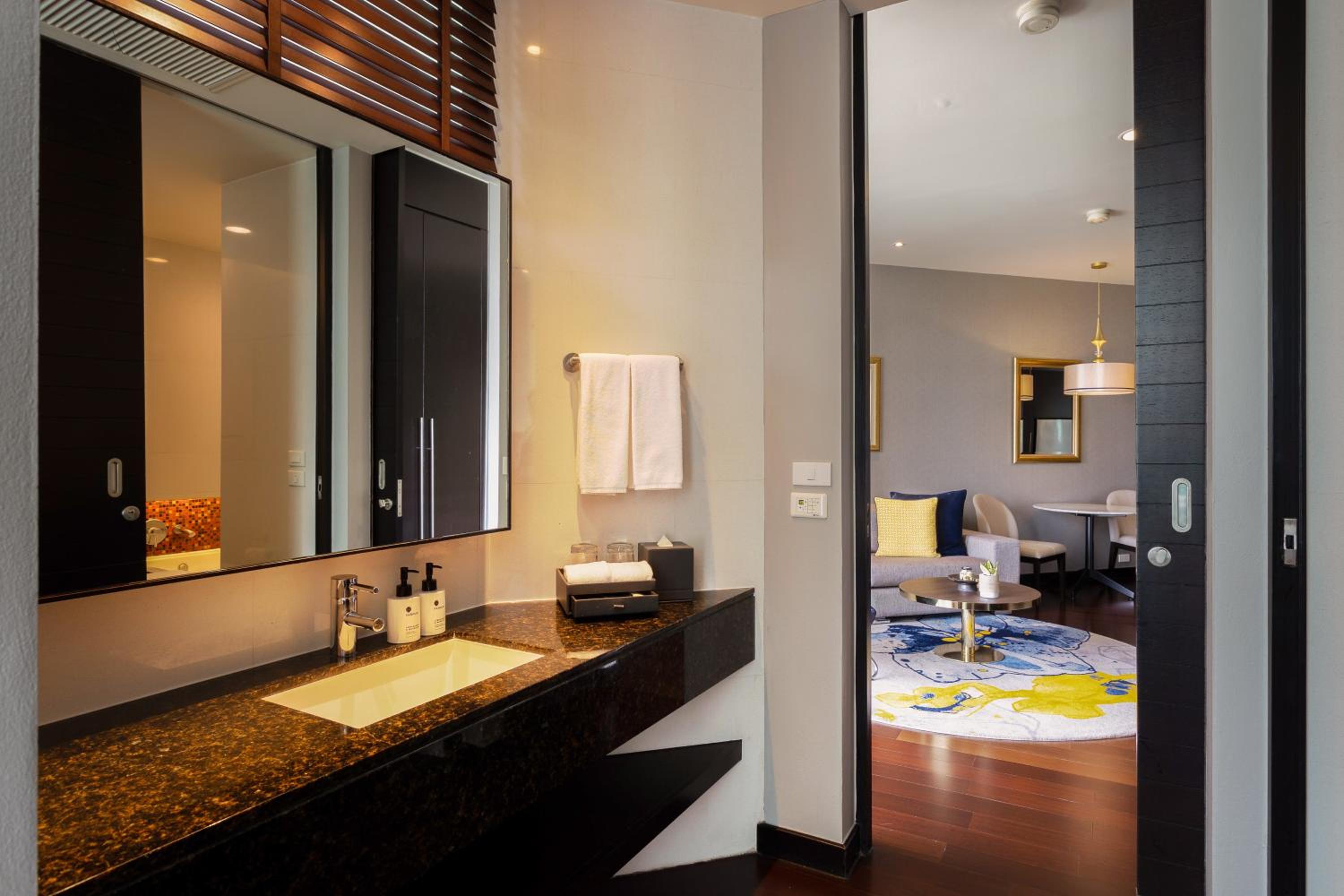 One-Bedroom Suite Twin with City View thumbnail 6