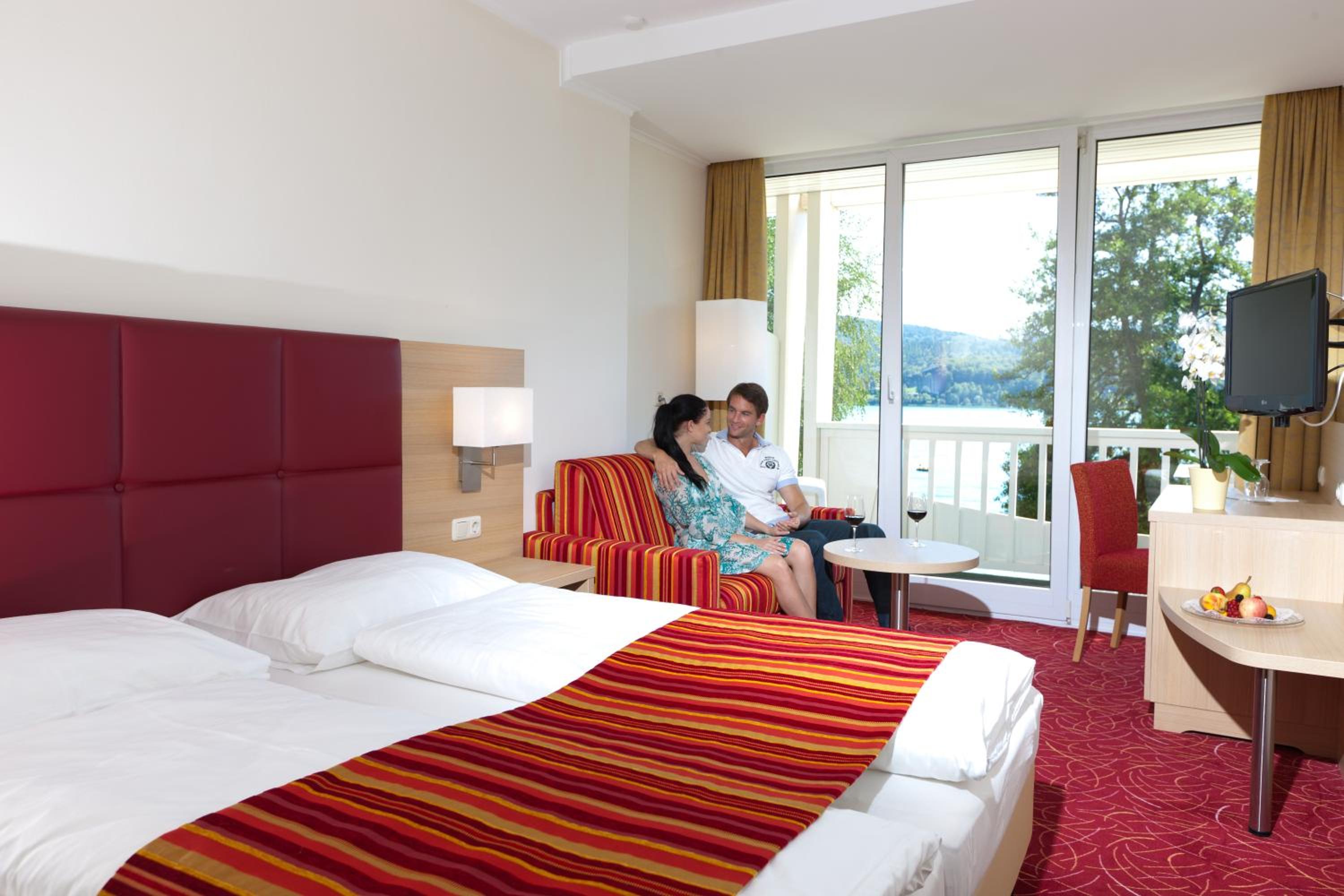 Double Room with Balcony and Lake View - Photo 2