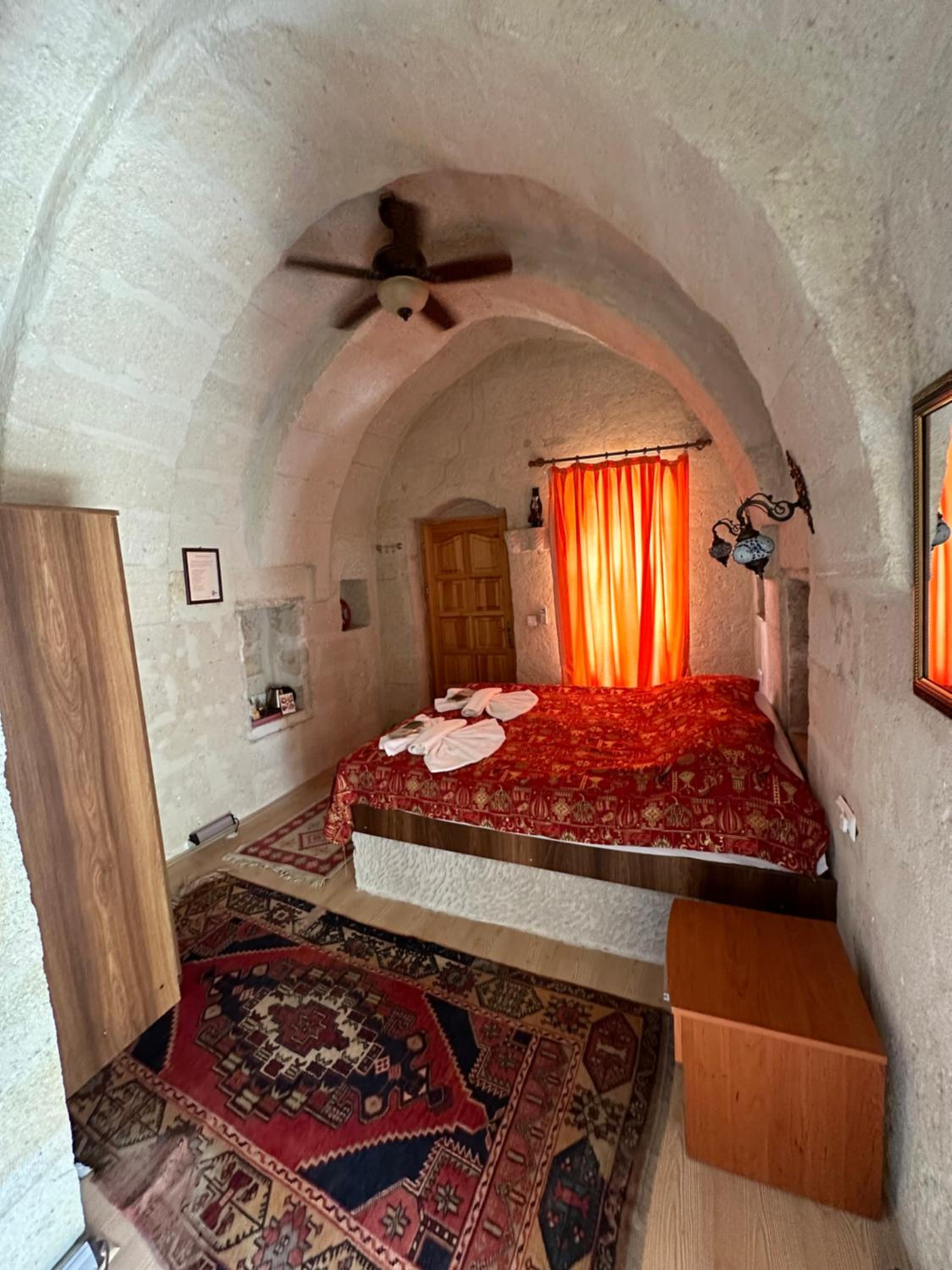 Arch Room with Balcony - Photo 4