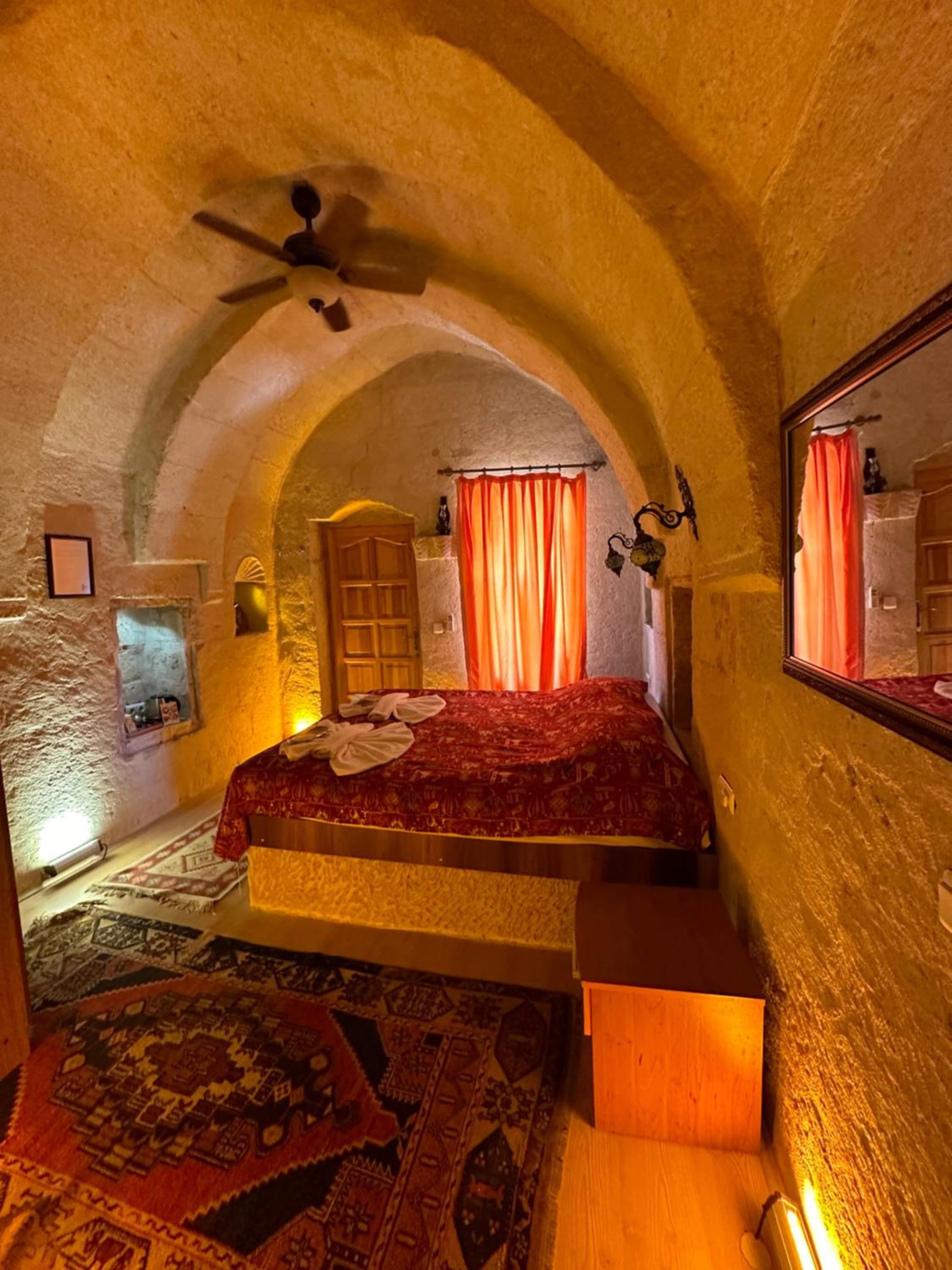 Arch Room with Balcony - Photo 1