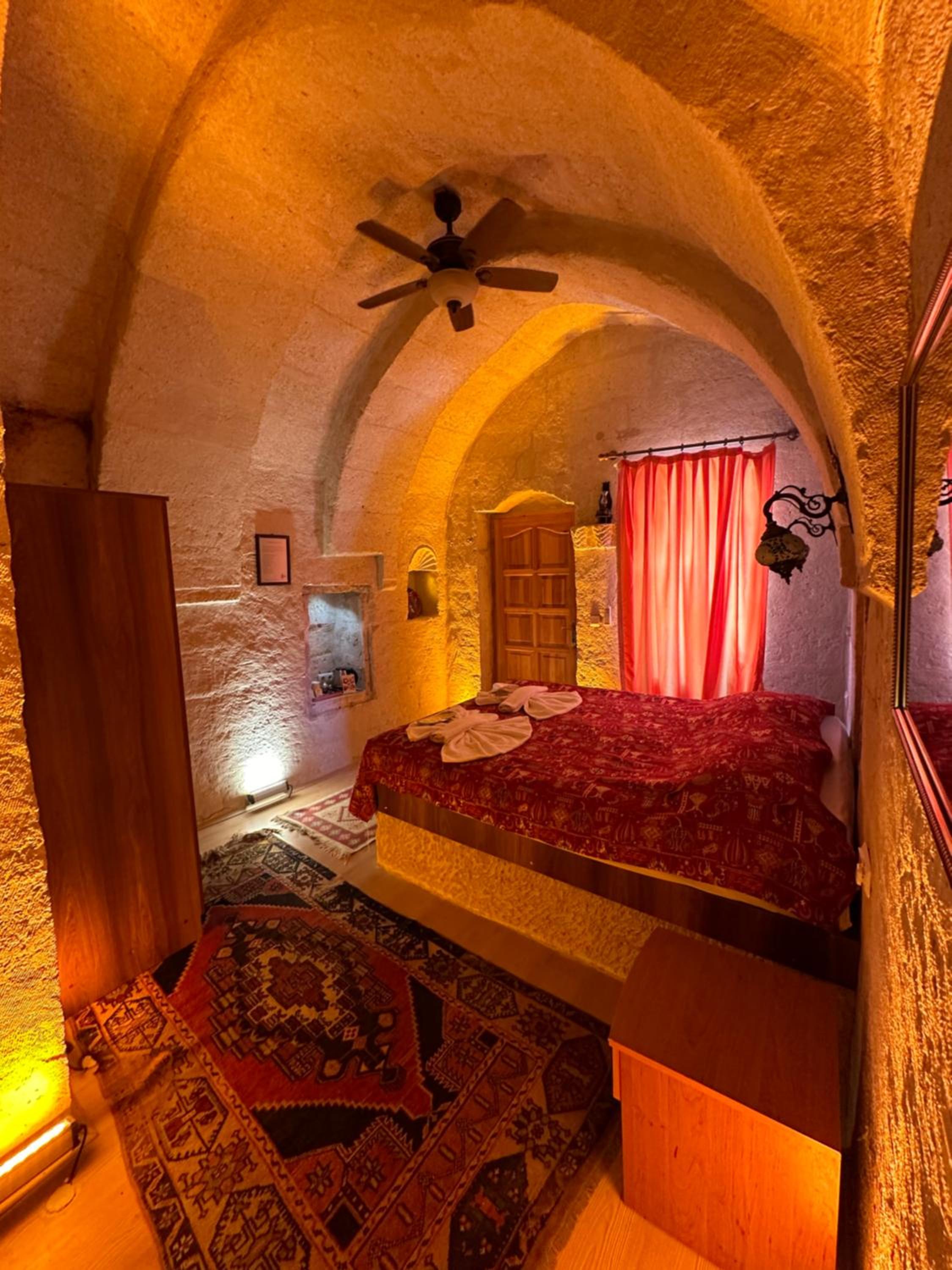Arch Room with Balcony - Photo 6