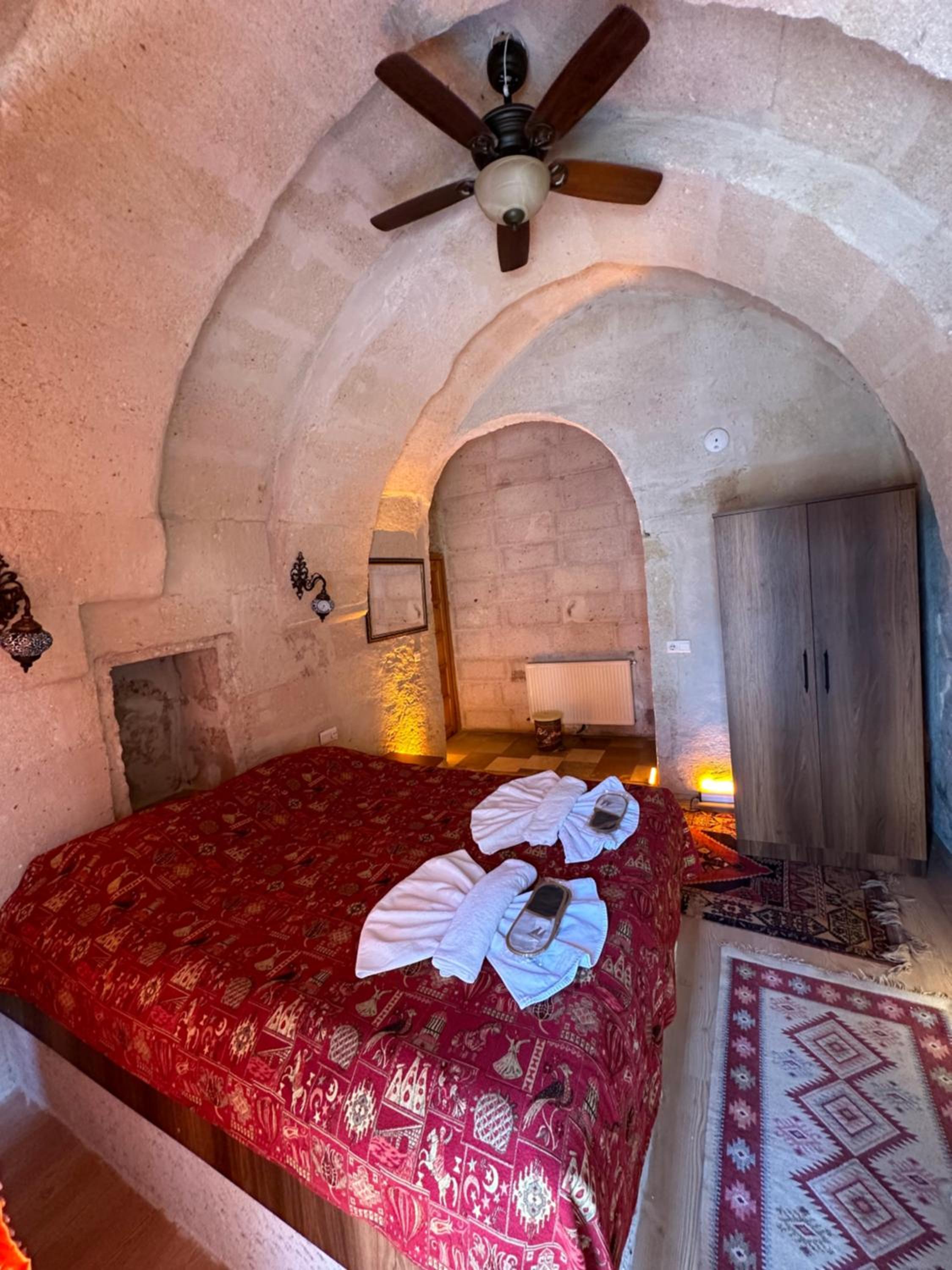 Arch Room with Balcony - Photo 5