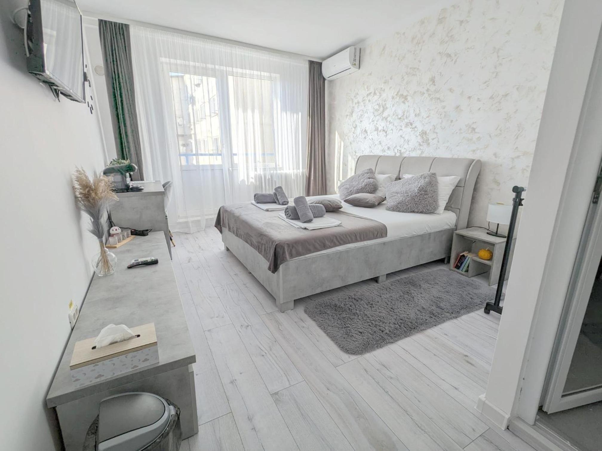 One-Bedroom Apartment photo 1