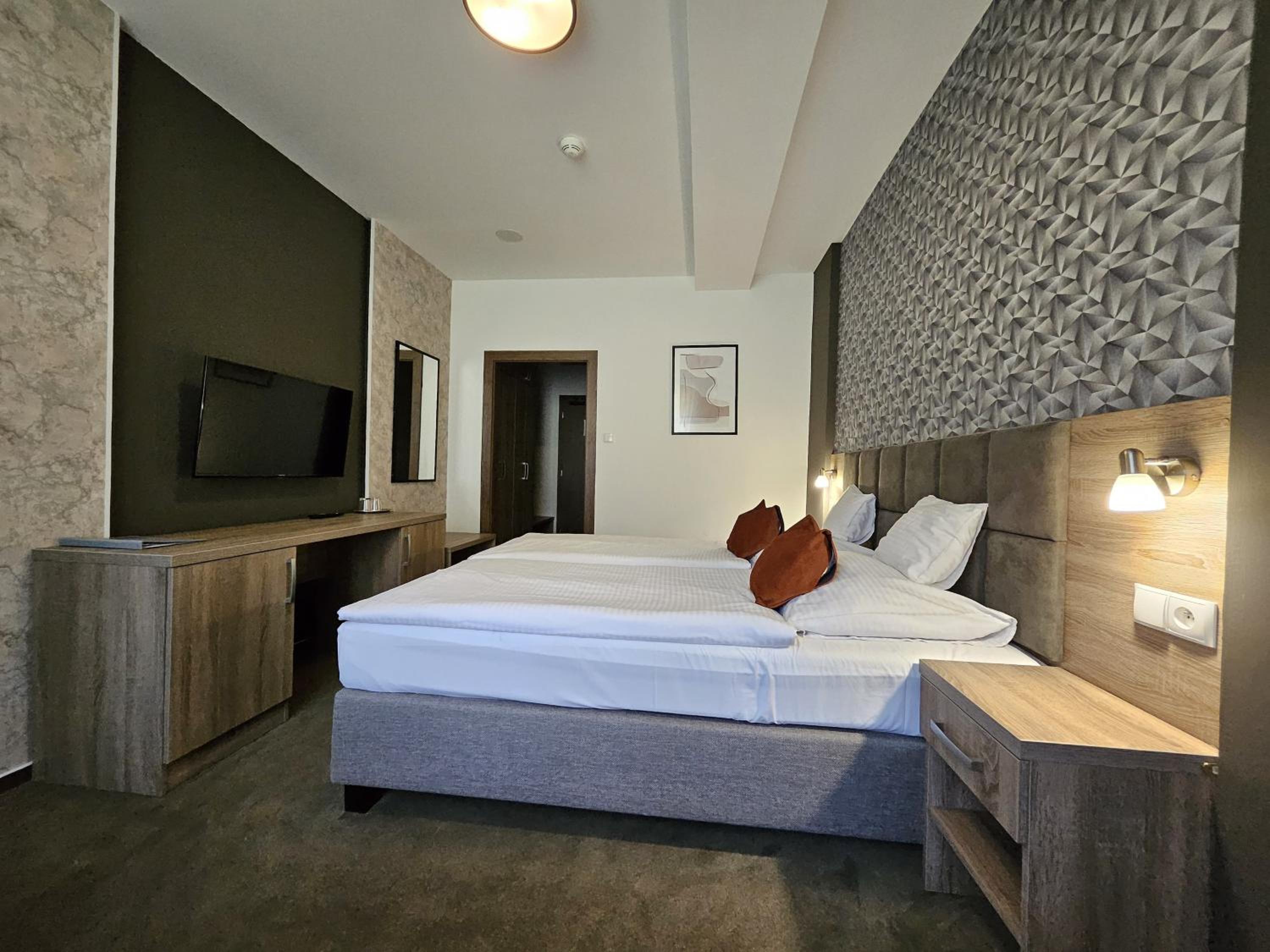 Double or Twin Room - Photo 6