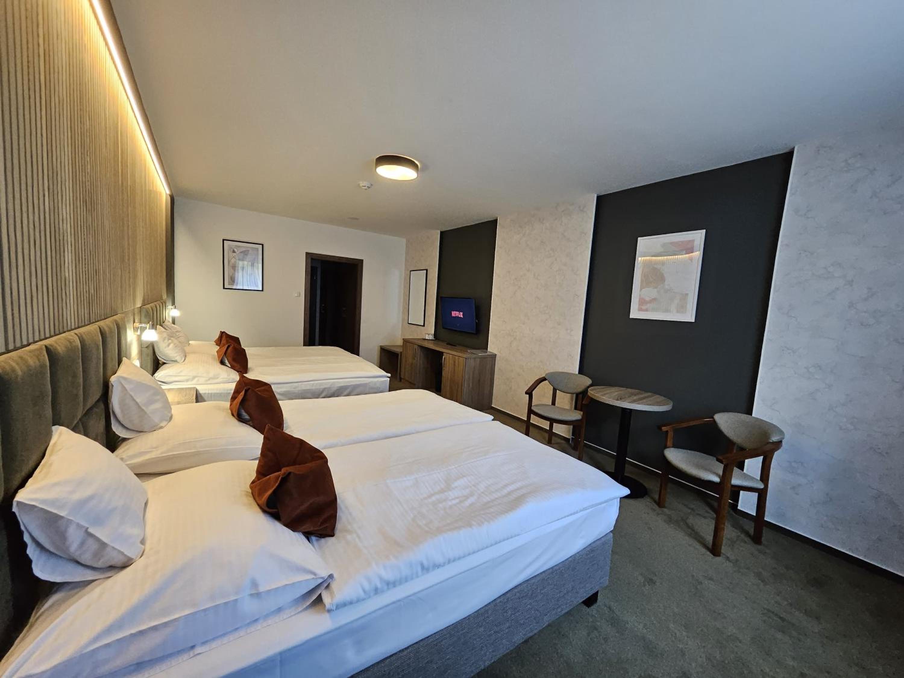 Classic Quadruple Room - Photo 6