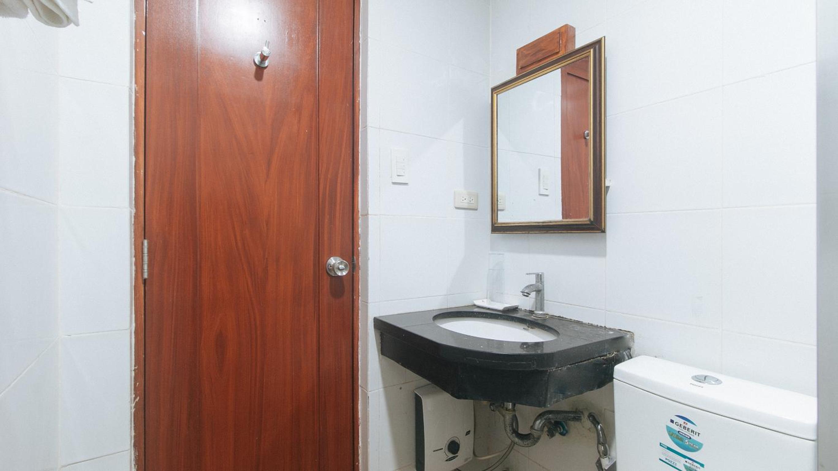 Deluxe Room - Photo 10