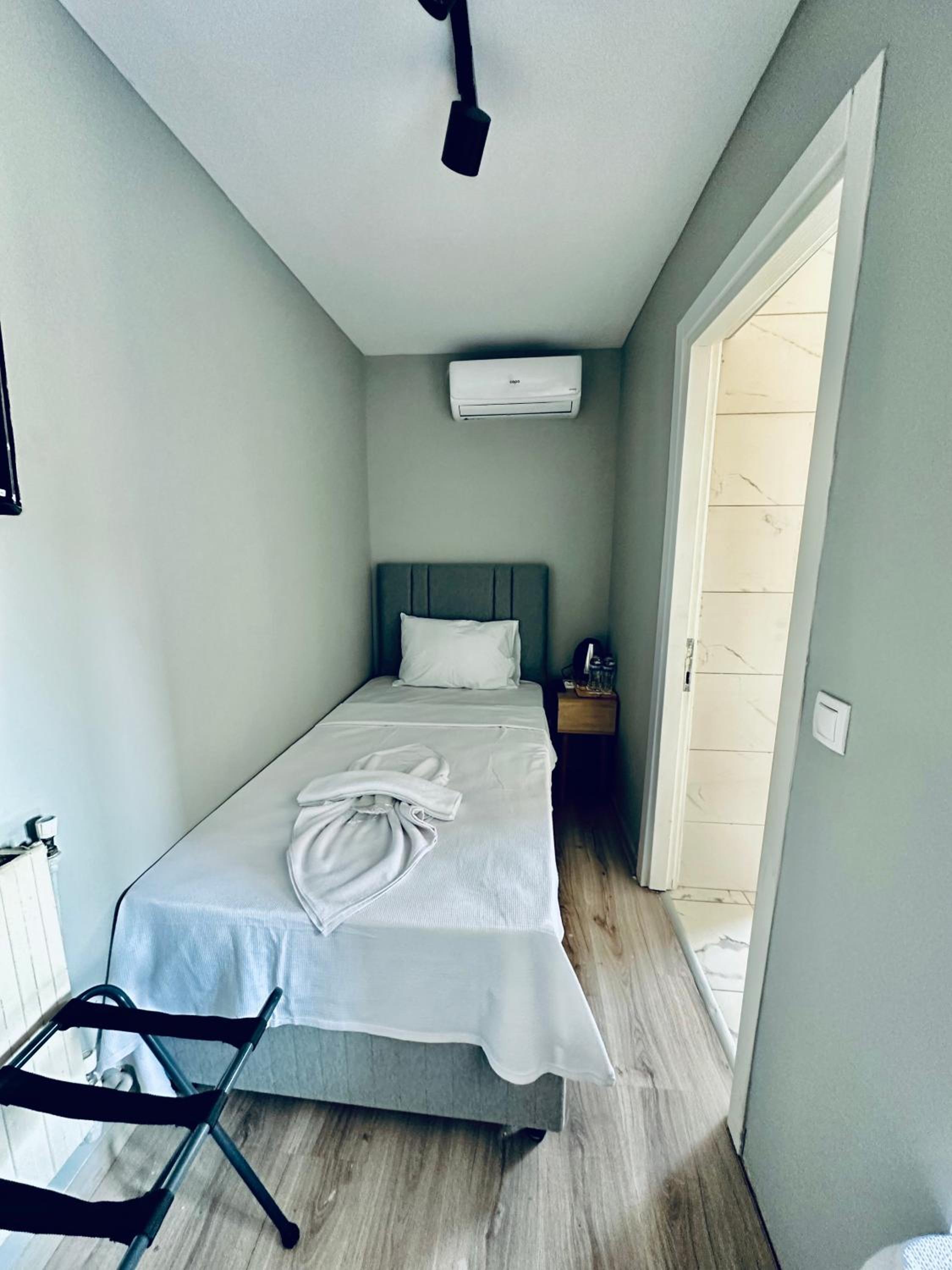 Standard Double or Twin Room photo 2