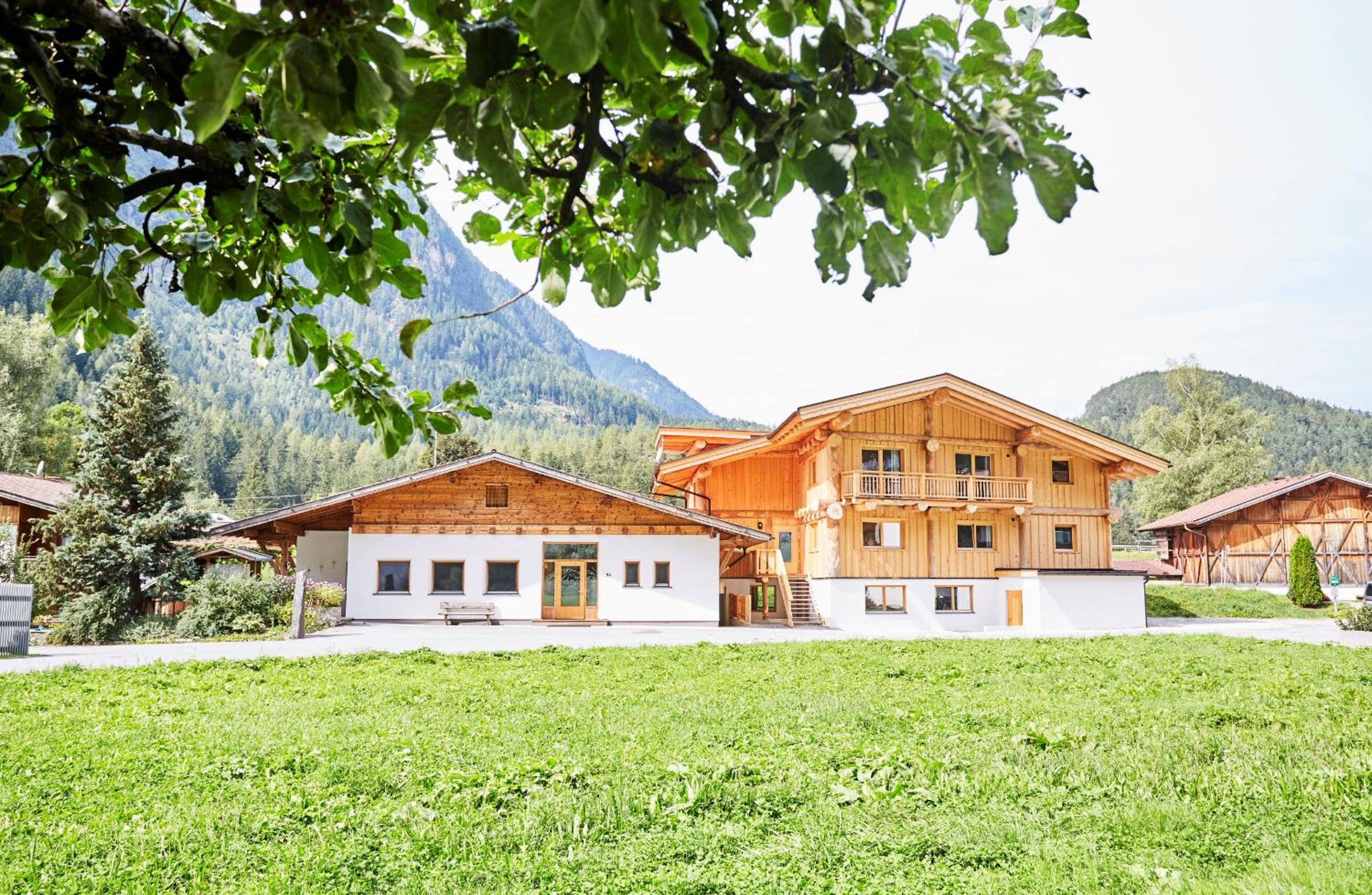 Six-Bedroom House photo 2