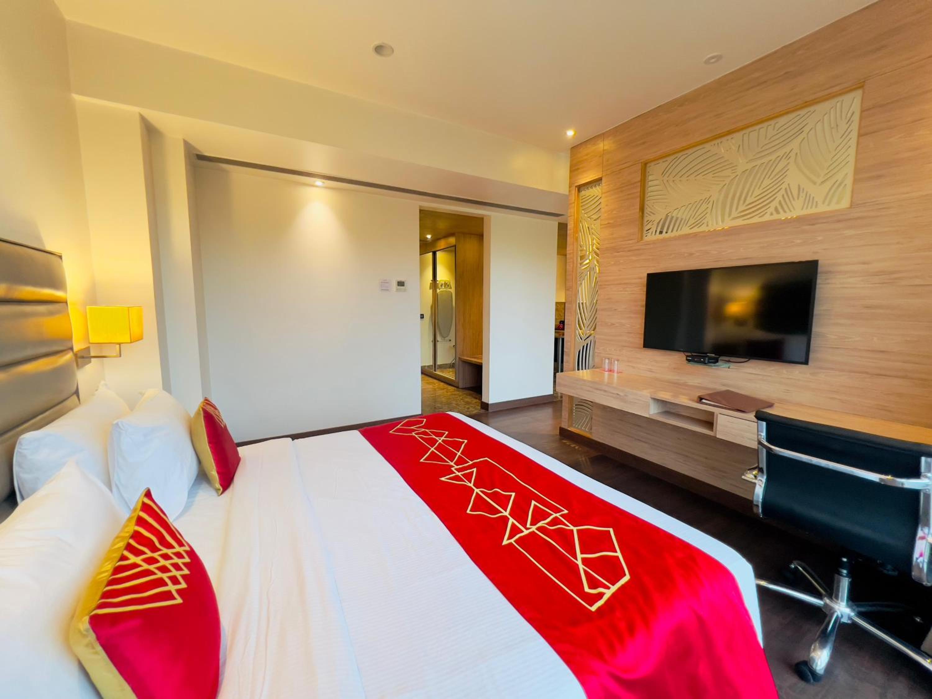 Deluxe King Non-Smoking Room - Photo 6