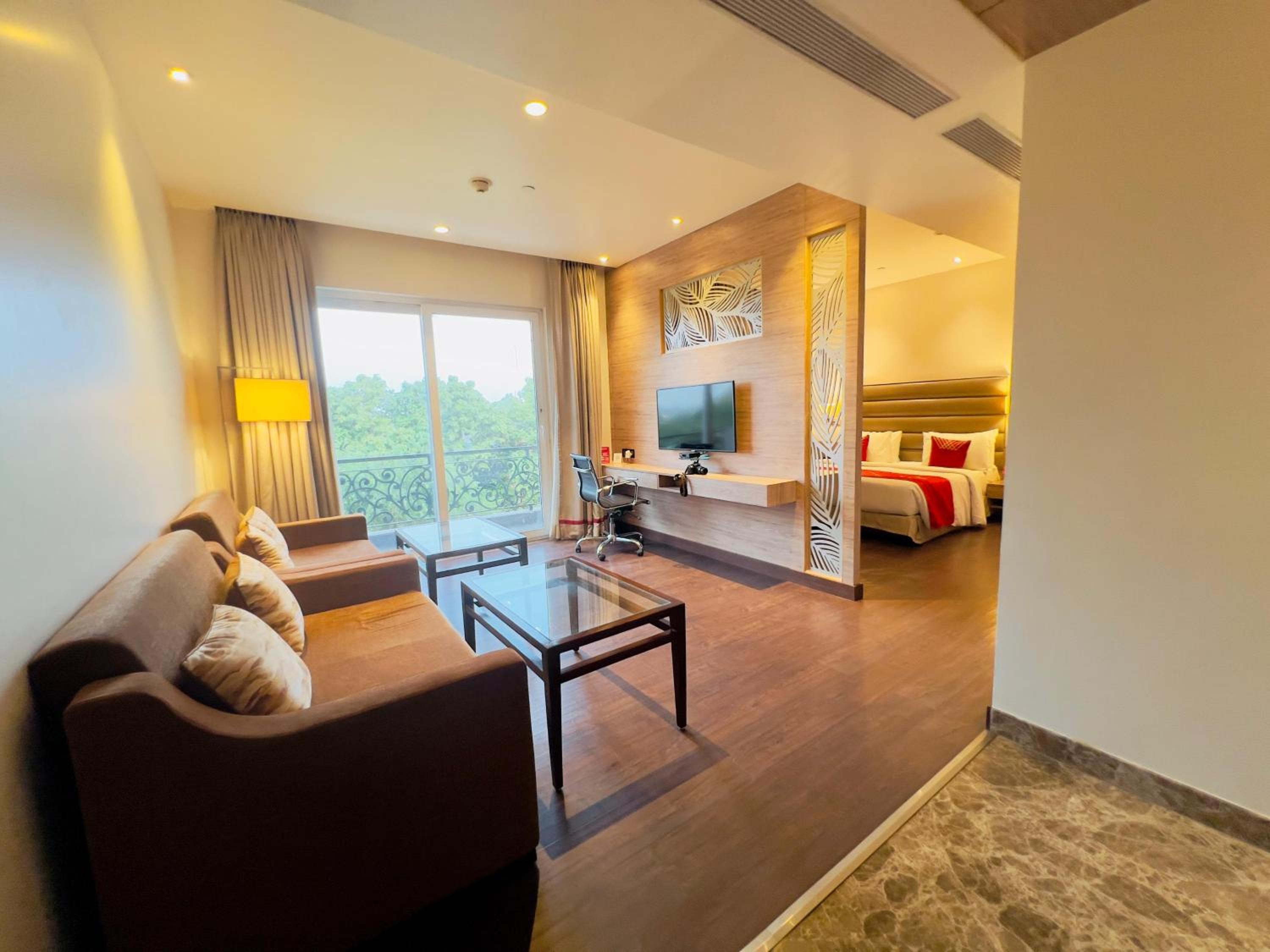 King Suite Non-Smoking Room - Photo 1