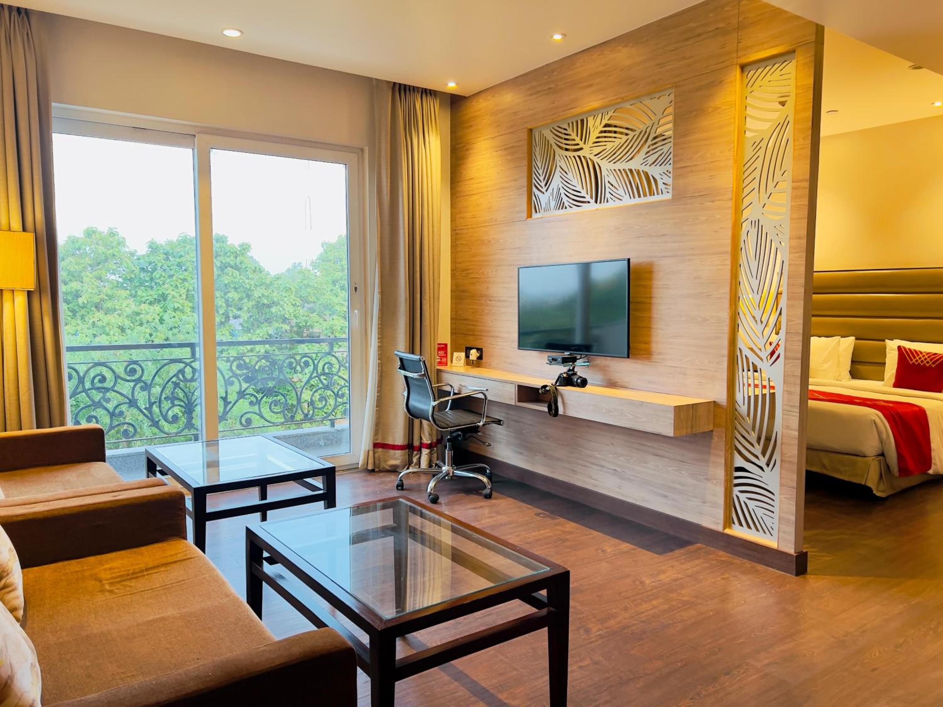 King Suite Non-Smoking Room - Photo 13