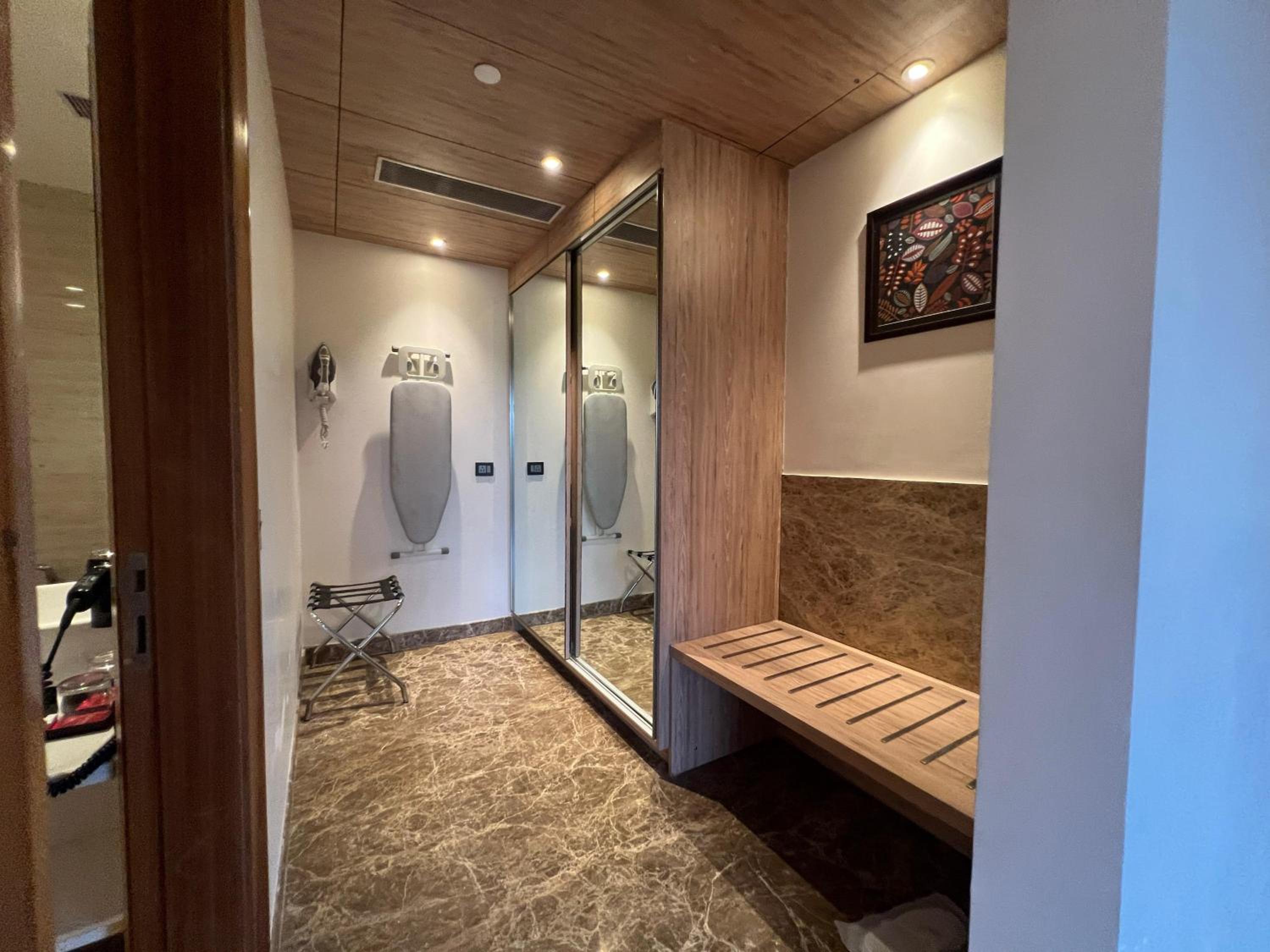 King Suite Non-Smoking Room - Photo 12