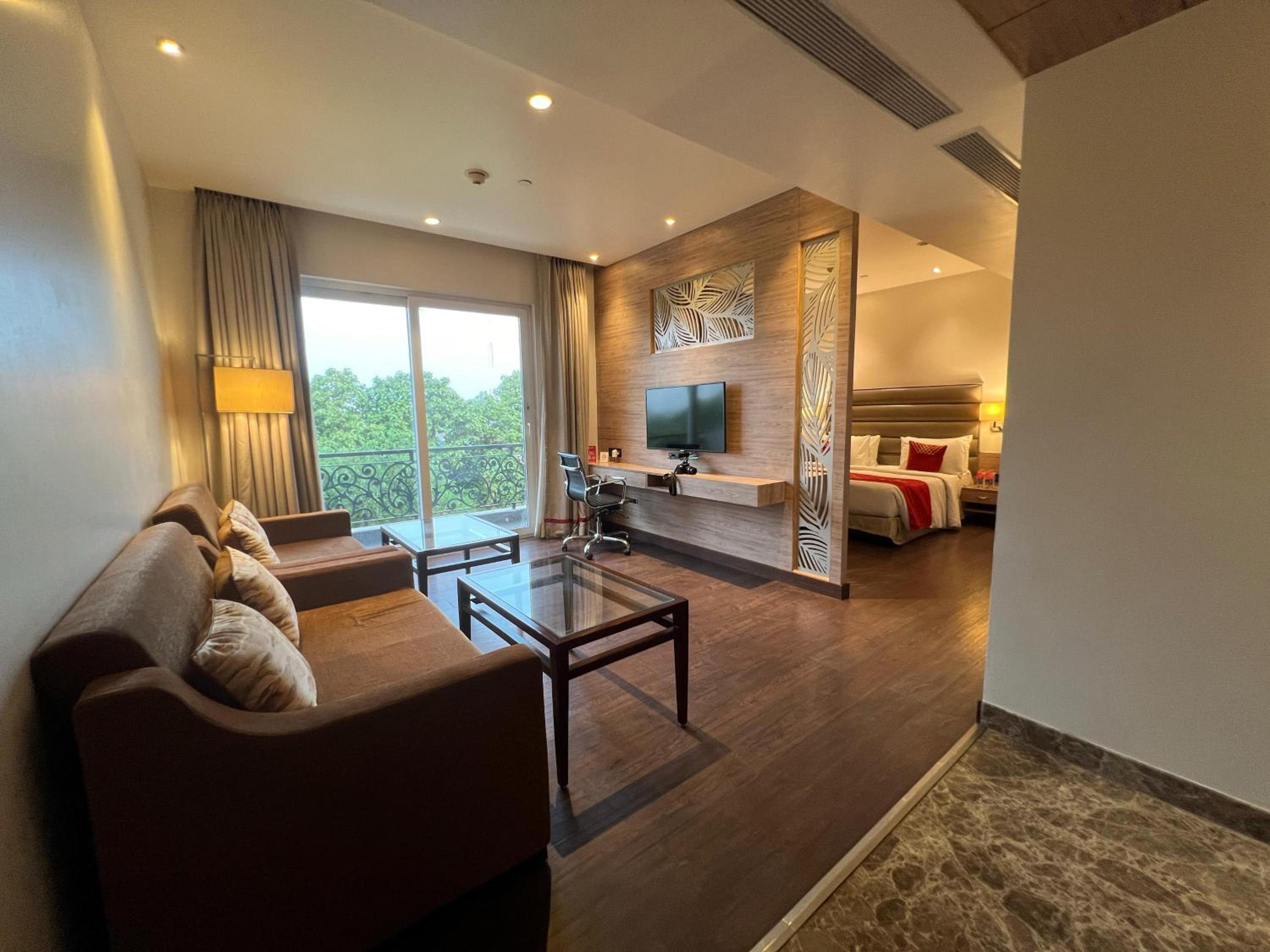King Suite Non-Smoking Room - Photo 2