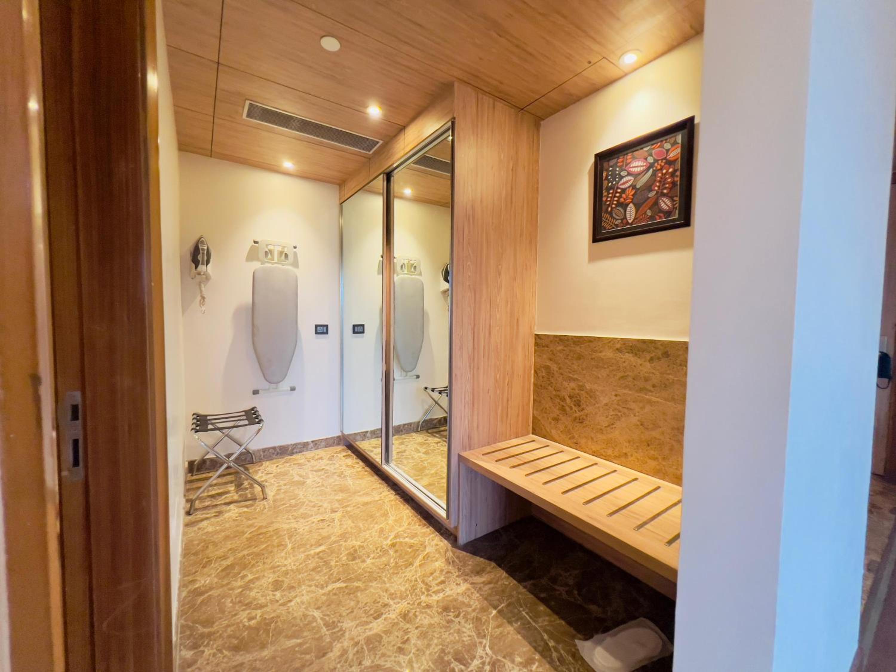 King Suite Non-Smoking Room - Photo 3