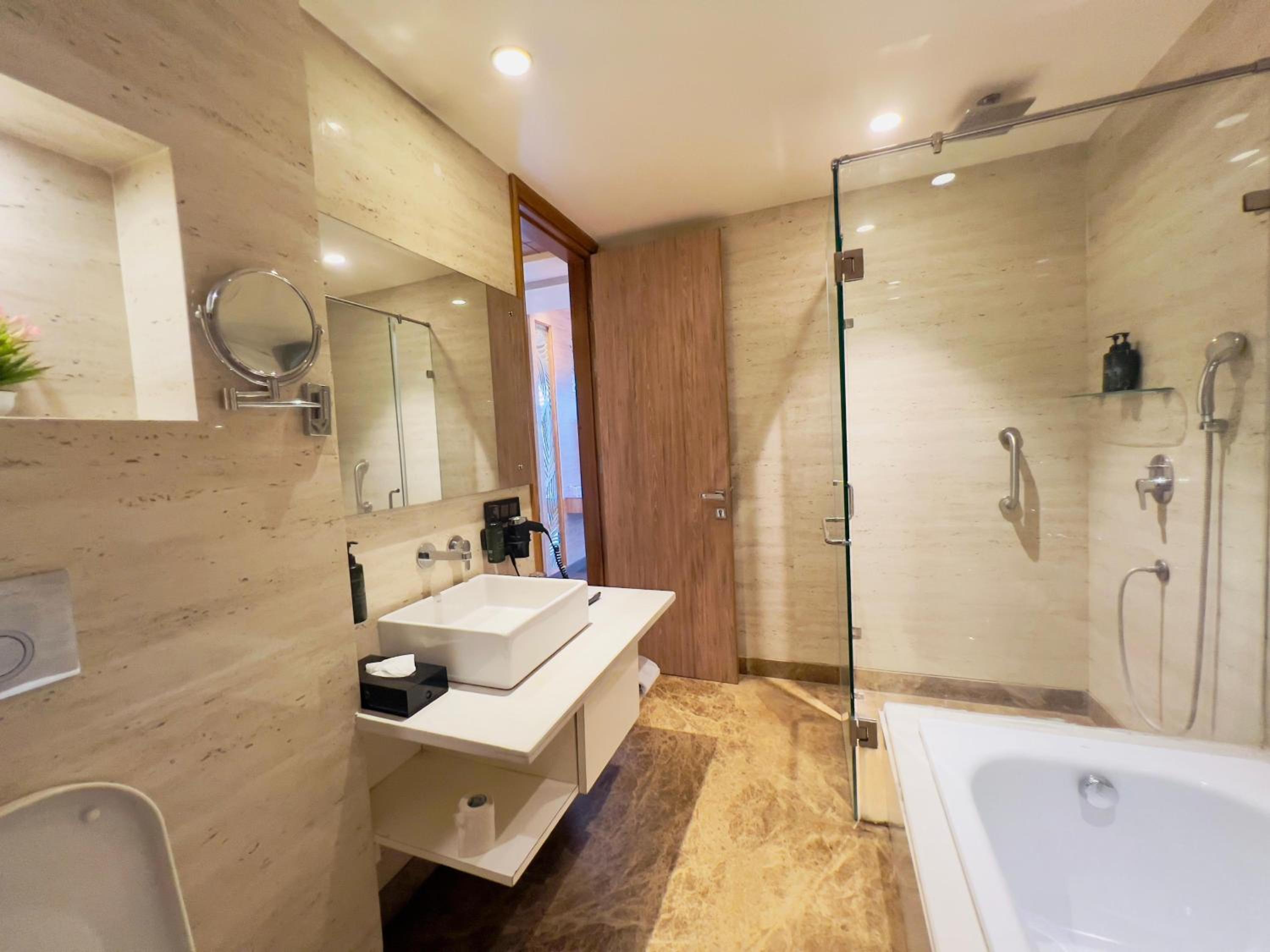 King Suite Non-Smoking Room - Photo 5
